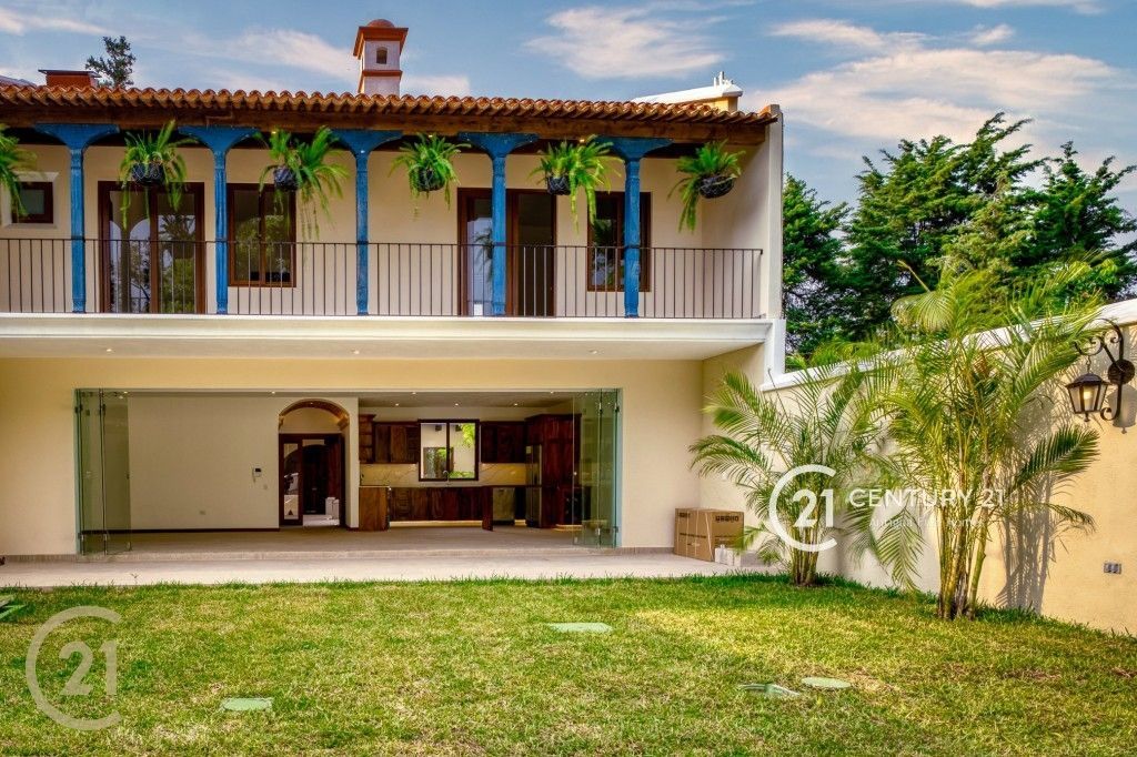 Elegante Casa de Lujo de 4 Dormitorios con Vistas al Volcán en Jardines de Antigua