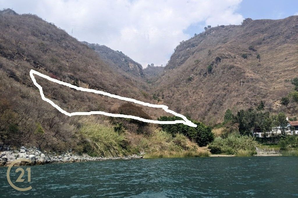 Dos Terrenos Grandes con Vista de Lago Atitlan al Orilla de la Carretera a San Antonio Palopó