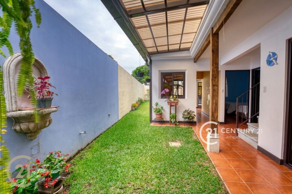 Amplia Casa de 3 Dormitorios con Impresionantes Vistas al Volcán en Barrio Las Campanas