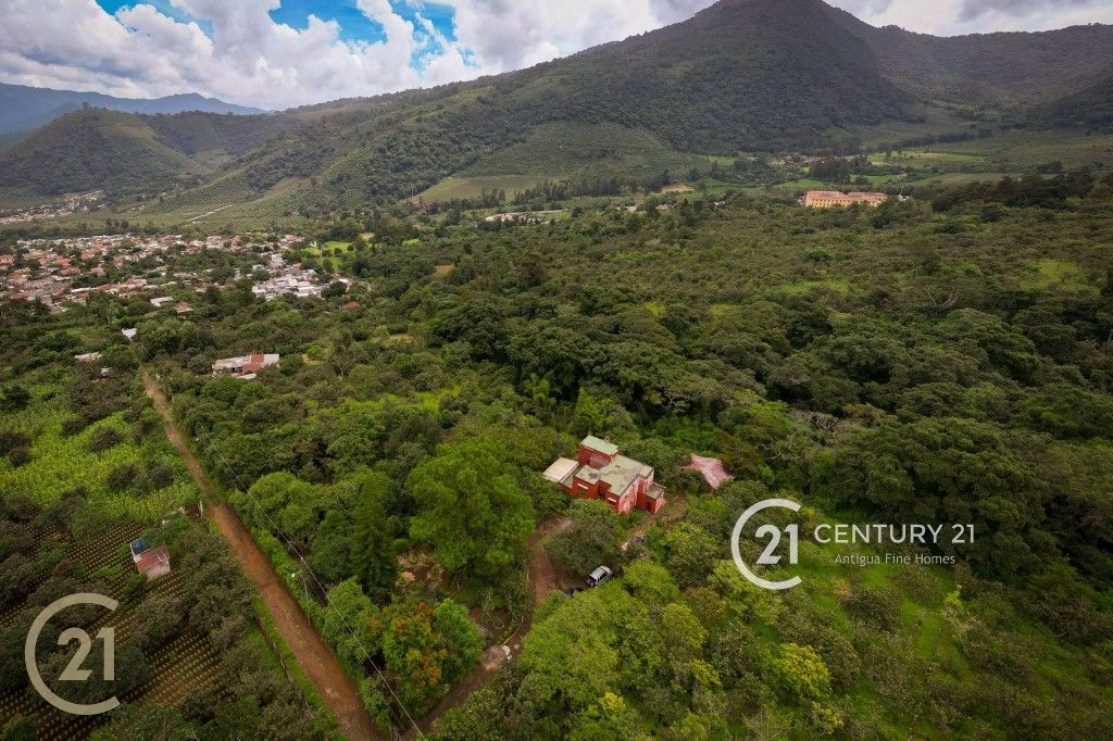 Encantadora Casa Rústica en Amplio Terreno Paisajístico Cerca de San Juan del Obispo