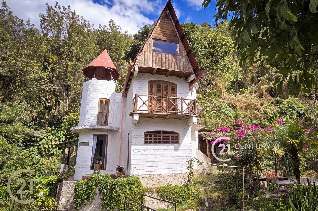 Charming Estate Near Lake Atitlán – A Unique Mountain Retreat