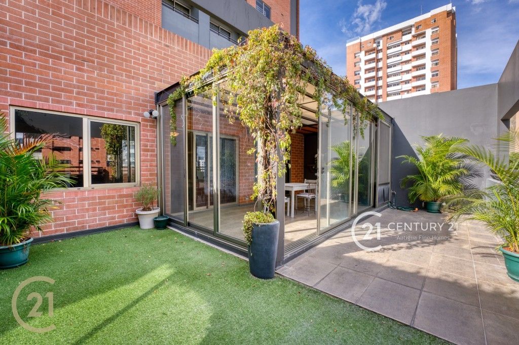 Moderno Apartamento con Terraza y Jardín en Zona 10 – Totalmente Equipado y Amueblado