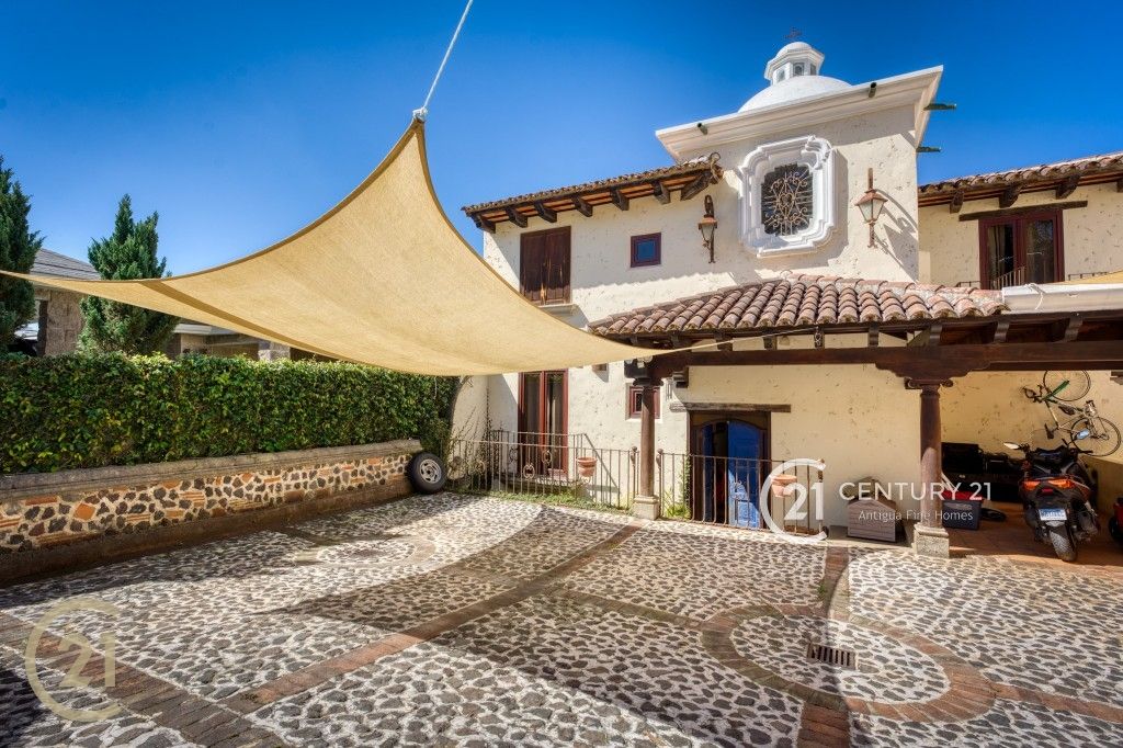 Encantadora Casa Colonial con Comodidades Modernas y Vistas al Bosque