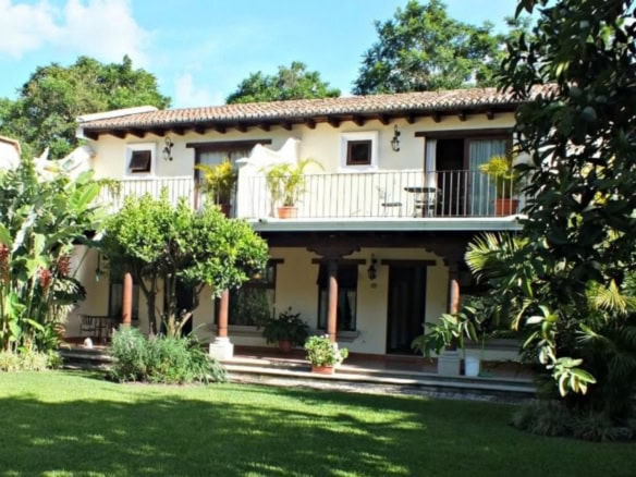 DOWNTOWN ANTIGUA, 1-BEDROOM APARTMENT, BALCONY WITH A VIEW