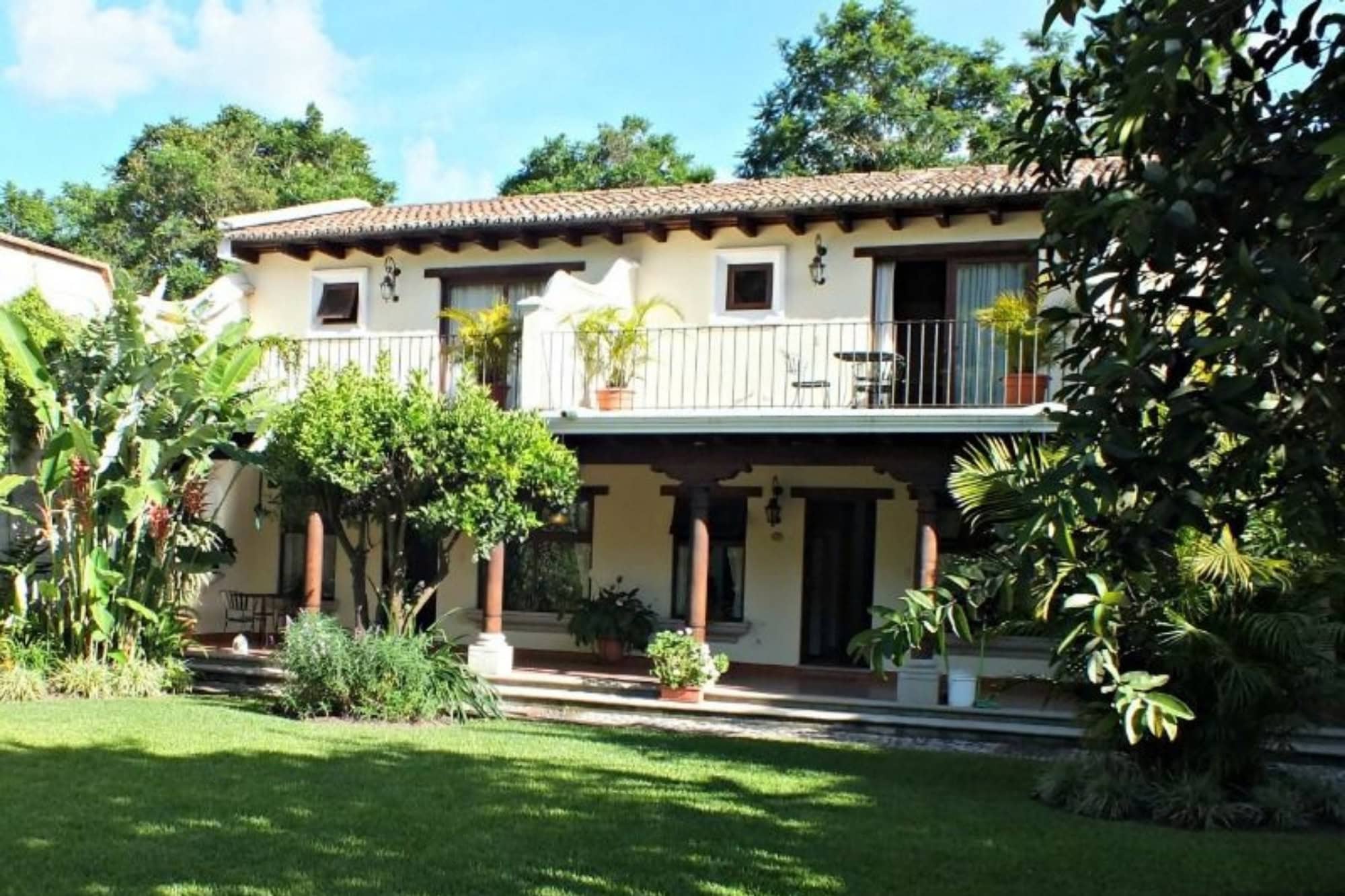 DOWNTOWN ANTIGUA, 1-BEDROOM APARTMENT, BALCONY WITH A VIEW