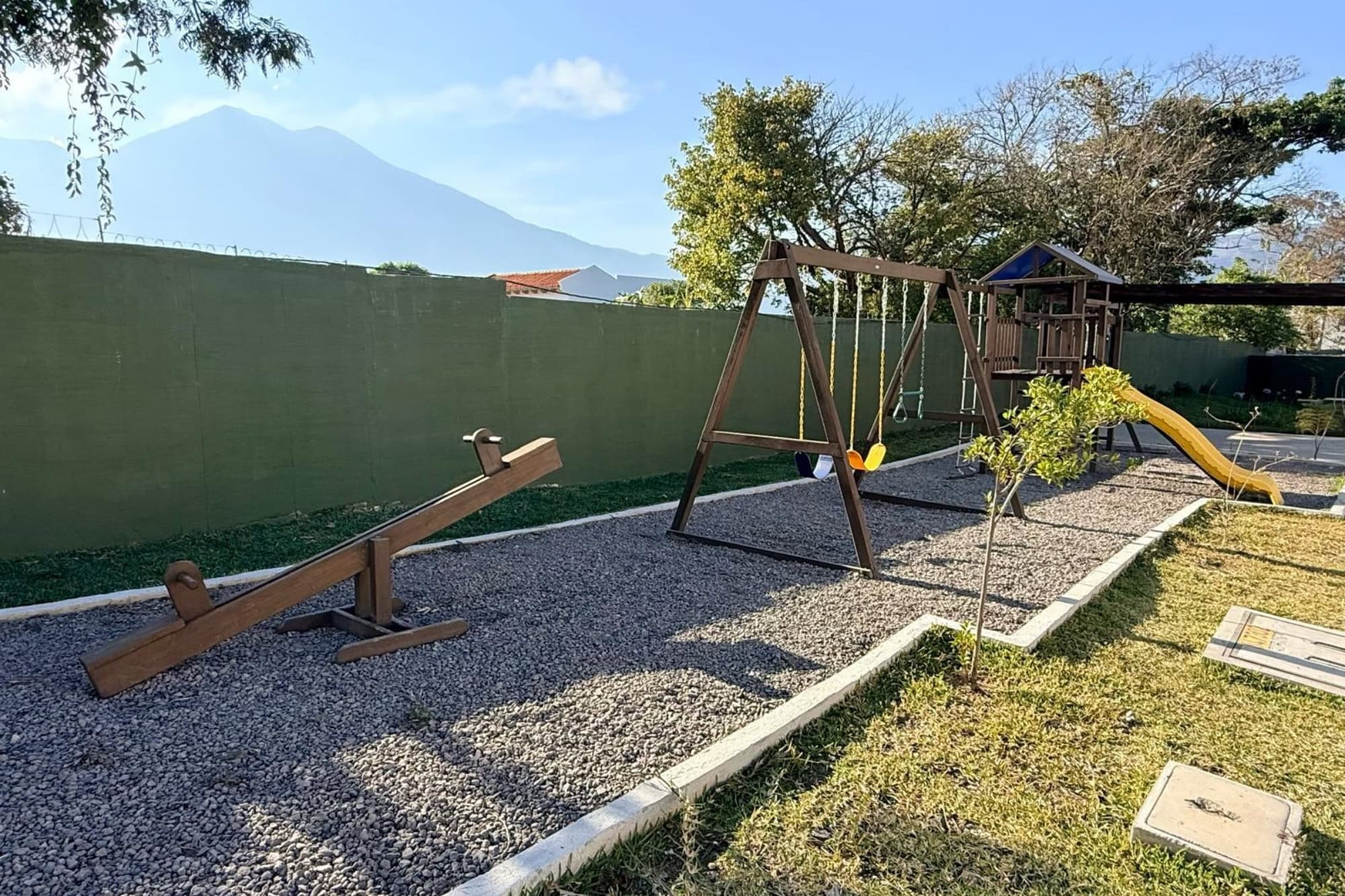 4 BEDROOM HOUSE, BARRIO ENTRE FLORES, READY TO MOVE IN!