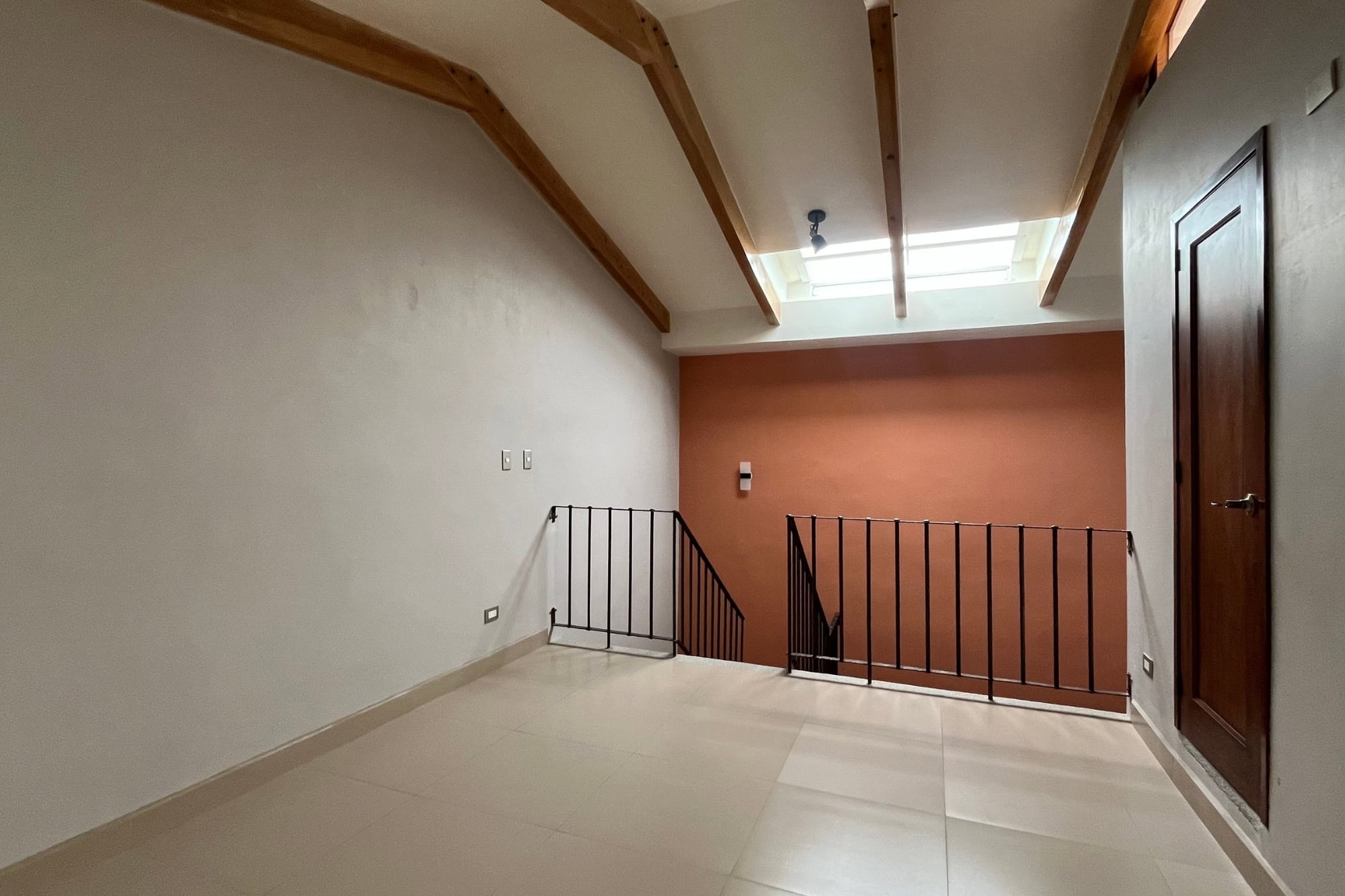 DOWNTOWN ANTIGUA, LOFT , UNFURNISHED