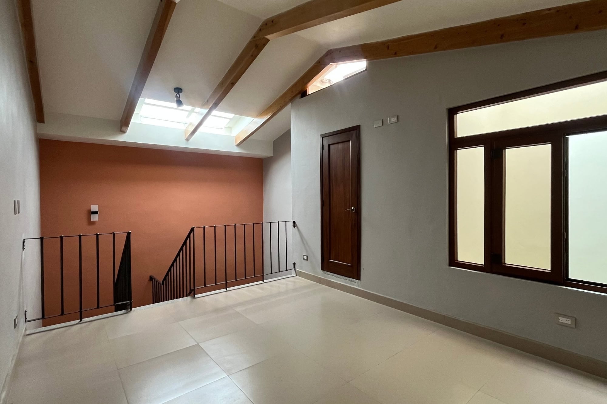 DOWNTOWN ANTIGUA, LOFT , UNFURNISHED
