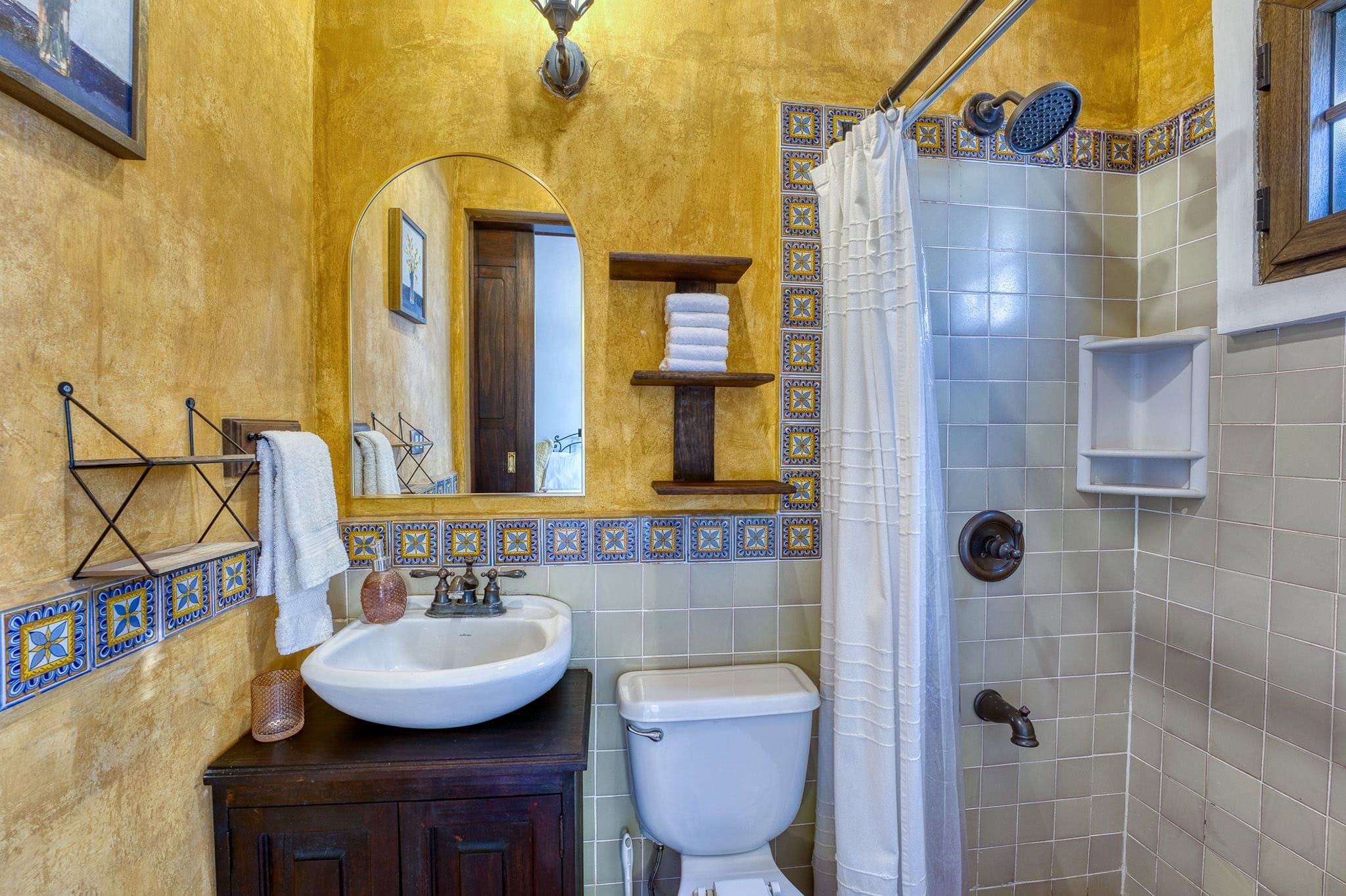 Move-In-Ready 4BR Home with Uninterrupted Volcano Views