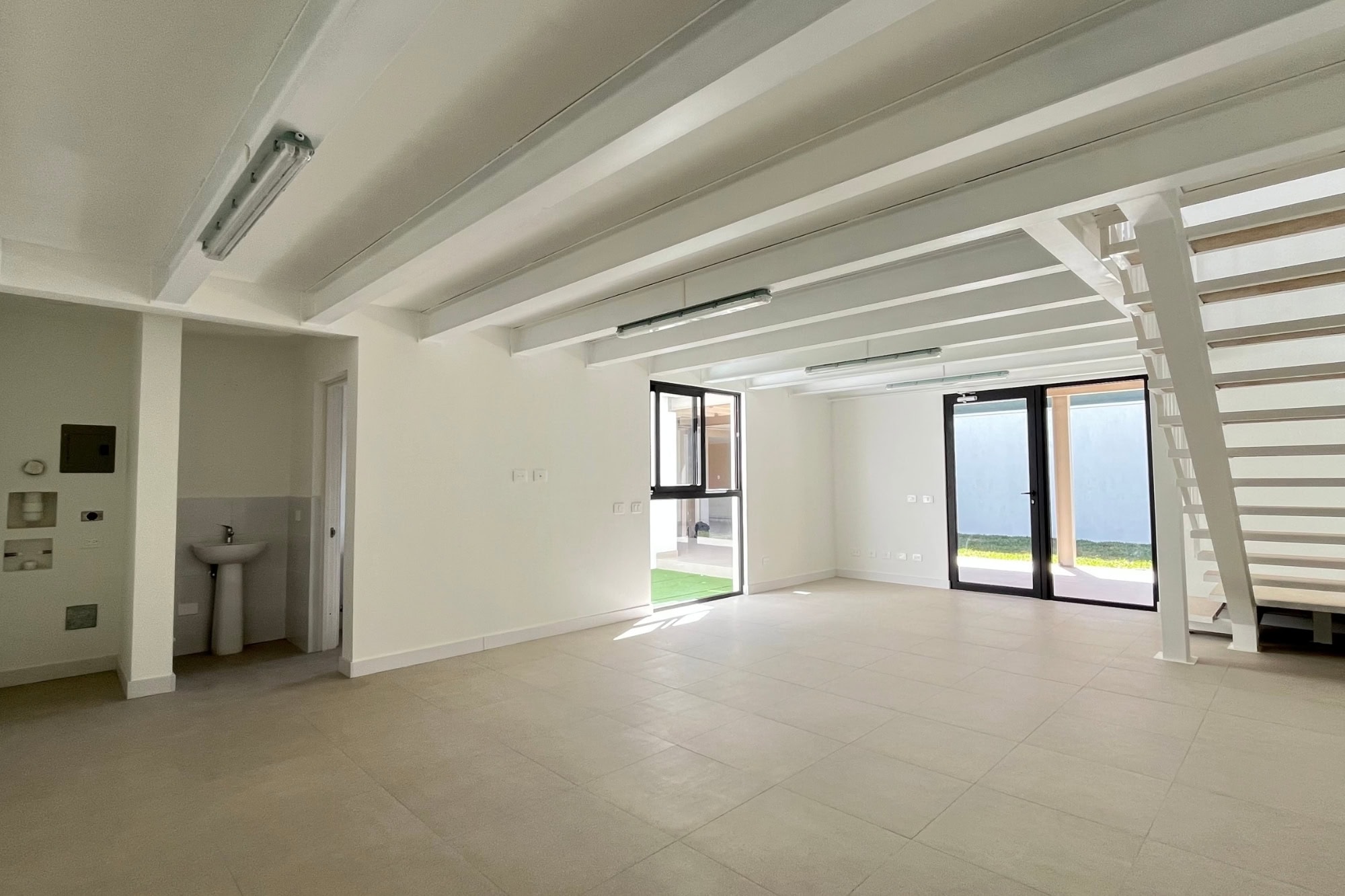 BRAND NEW COMMMERCIAL SPACE, DESIGNED FOR CLINICS OR OFFICES