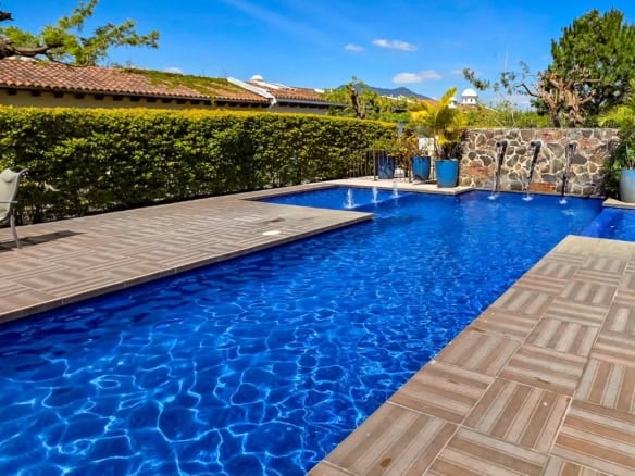 Residencia de Lujo en Esquina con Casa Independiente