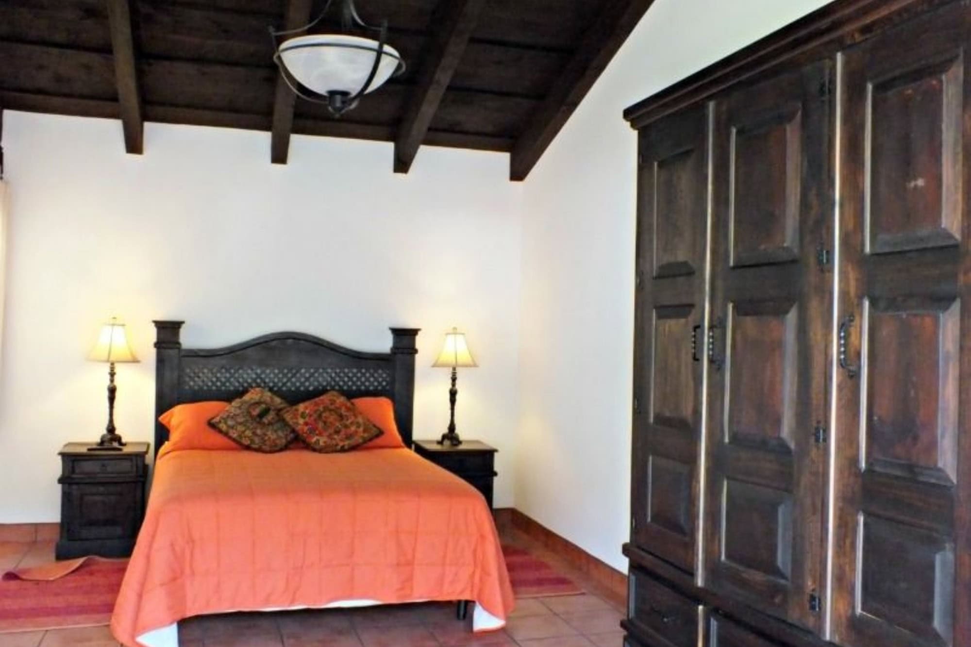 DOWNTOWN ANTIGUA, 1-BEDROOM APARTMENT, BALCONY WITH A VIEW