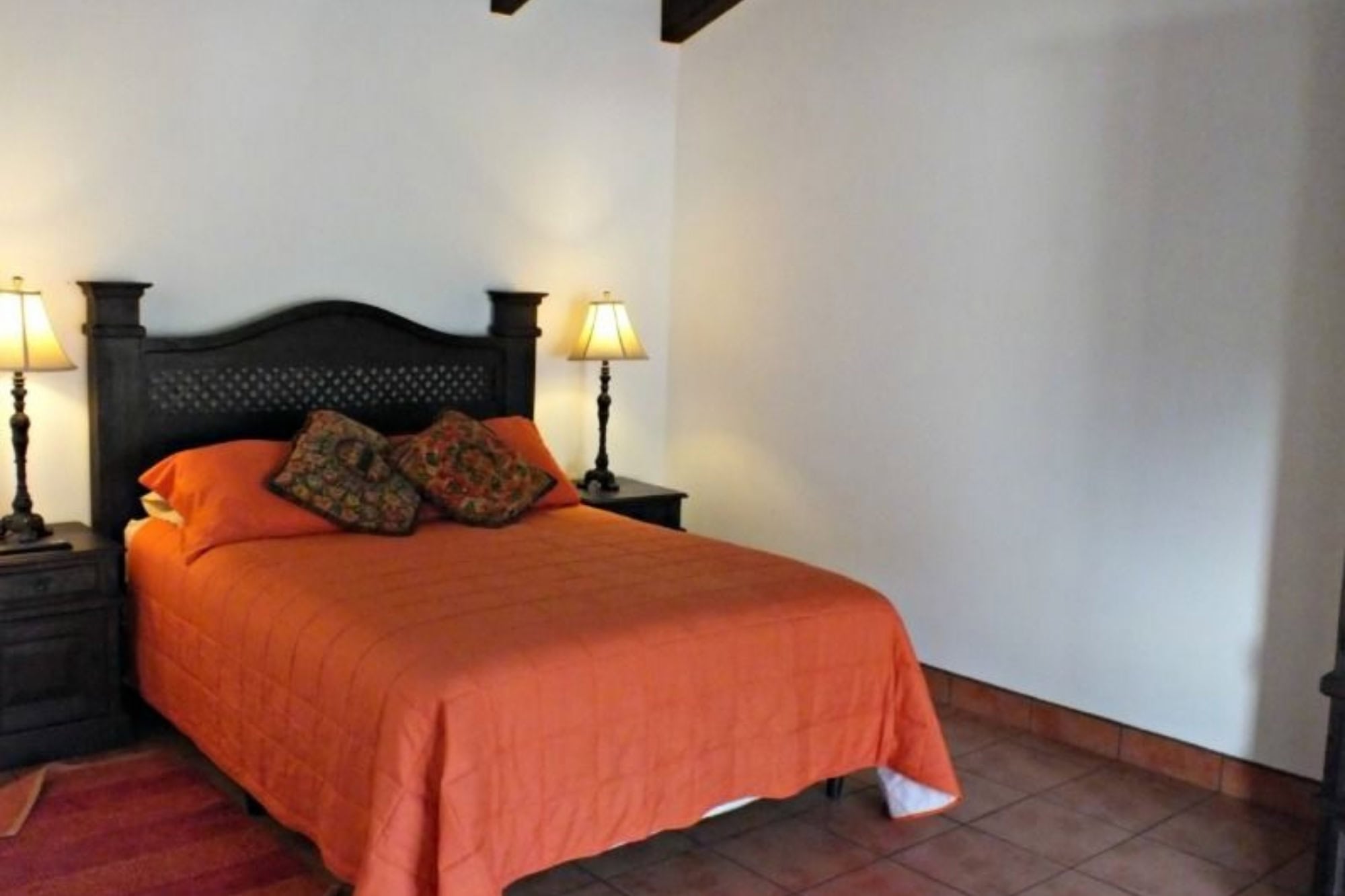 DOWNTOWN ANTIGUA, 1-BEDROOM APARTMENT, BALCONY WITH A VIEW