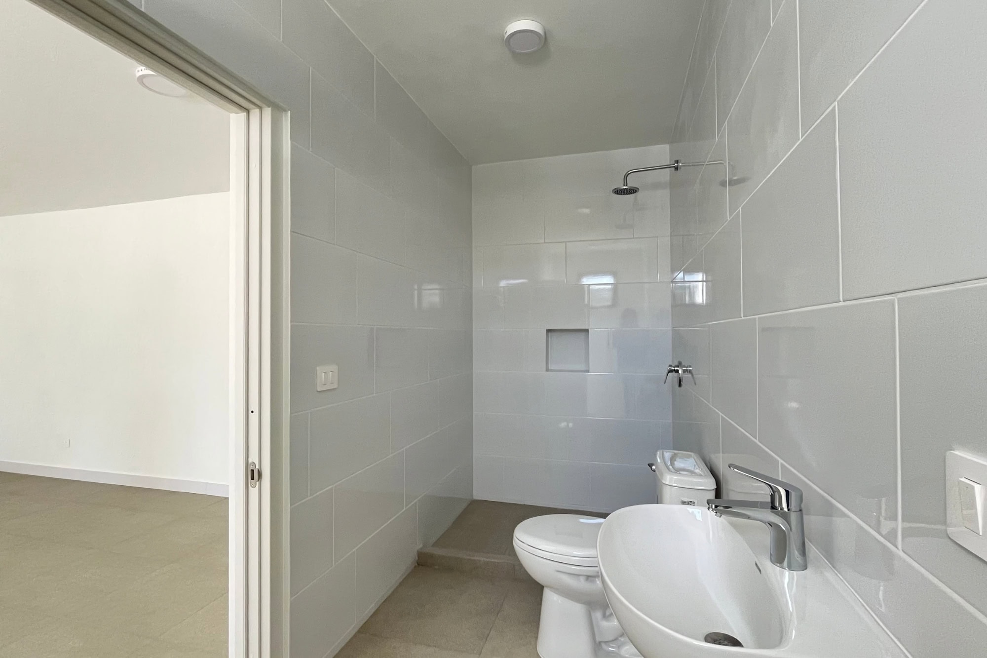 BRAND NEW COMMMERCIAL SPACE, DESIGNED FOR CLINICS OR OFFICES