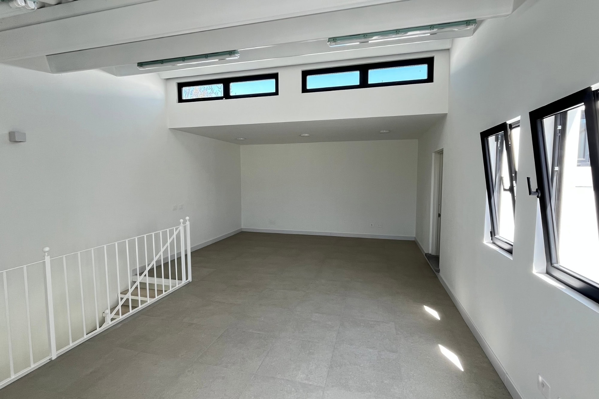 BRAND NEW COMMMERCIAL SPACE, DESIGNED FOR CLINICS OR OFFICES