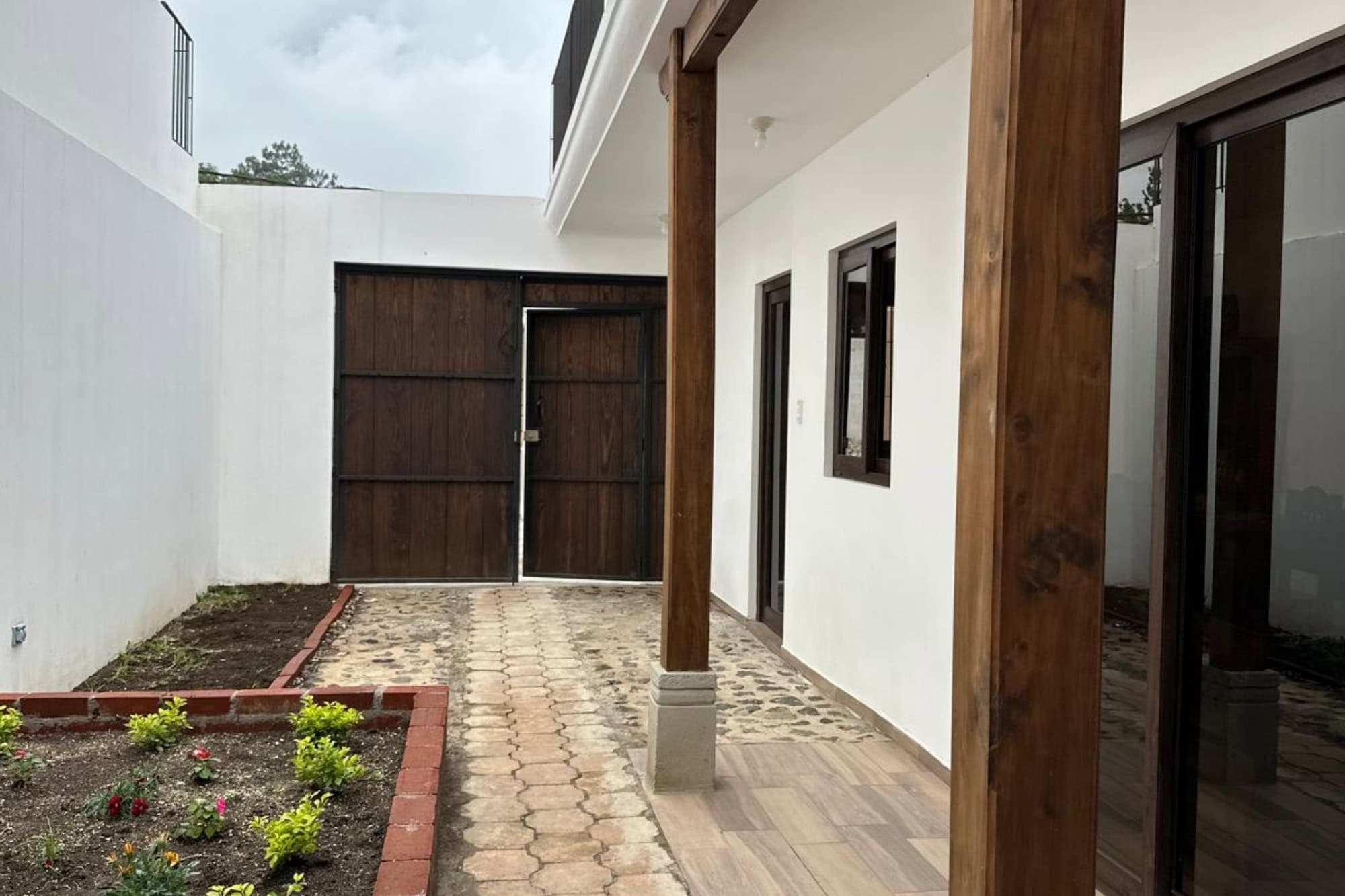 4 BEDROOM HOUSE, BARRIO ENTRE FLORES, READY TO MOVE IN!
