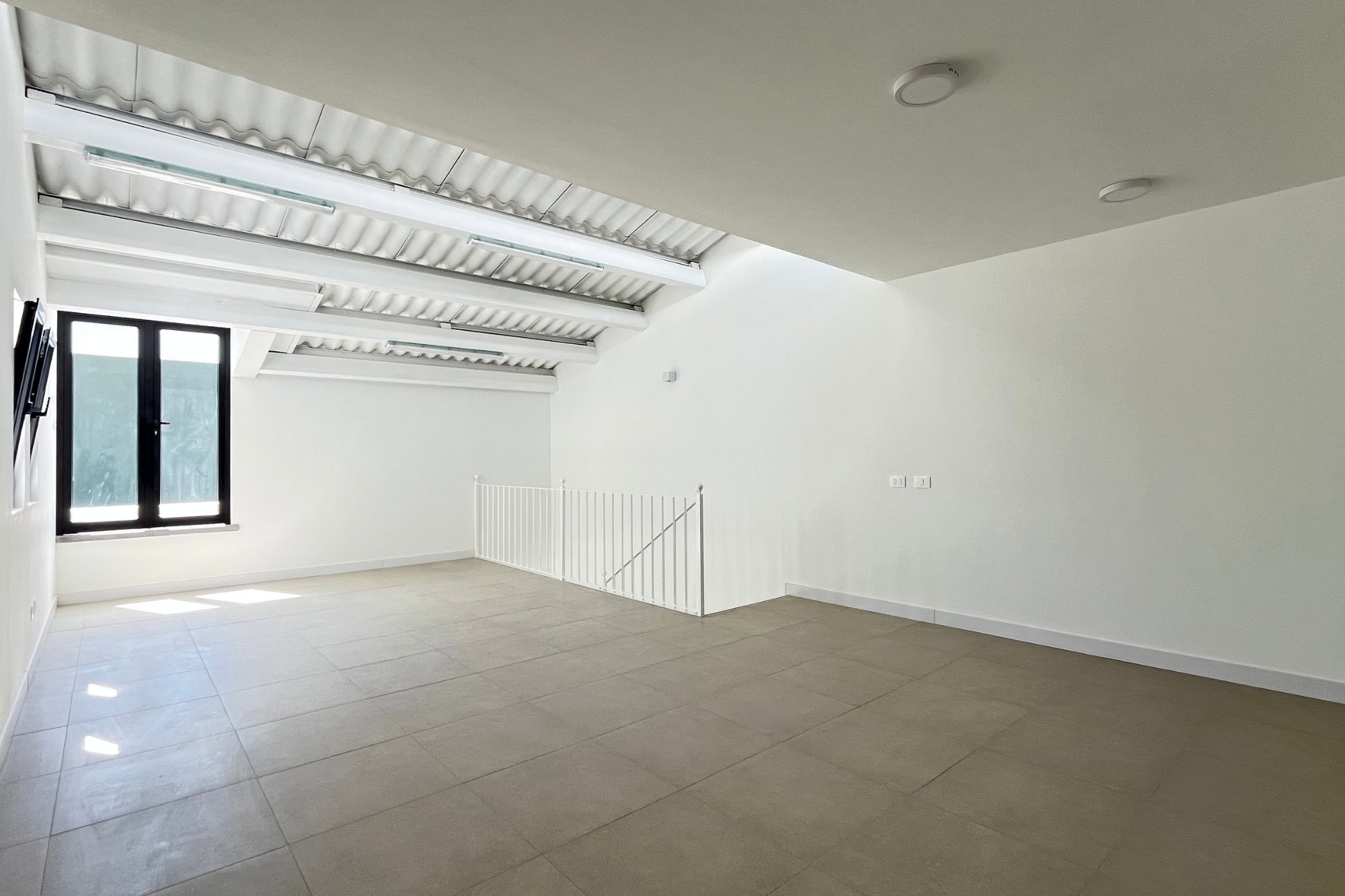 BRAND NEW COMMMERCIAL SPACE, DESIGNED FOR CLINICS OR OFFICES