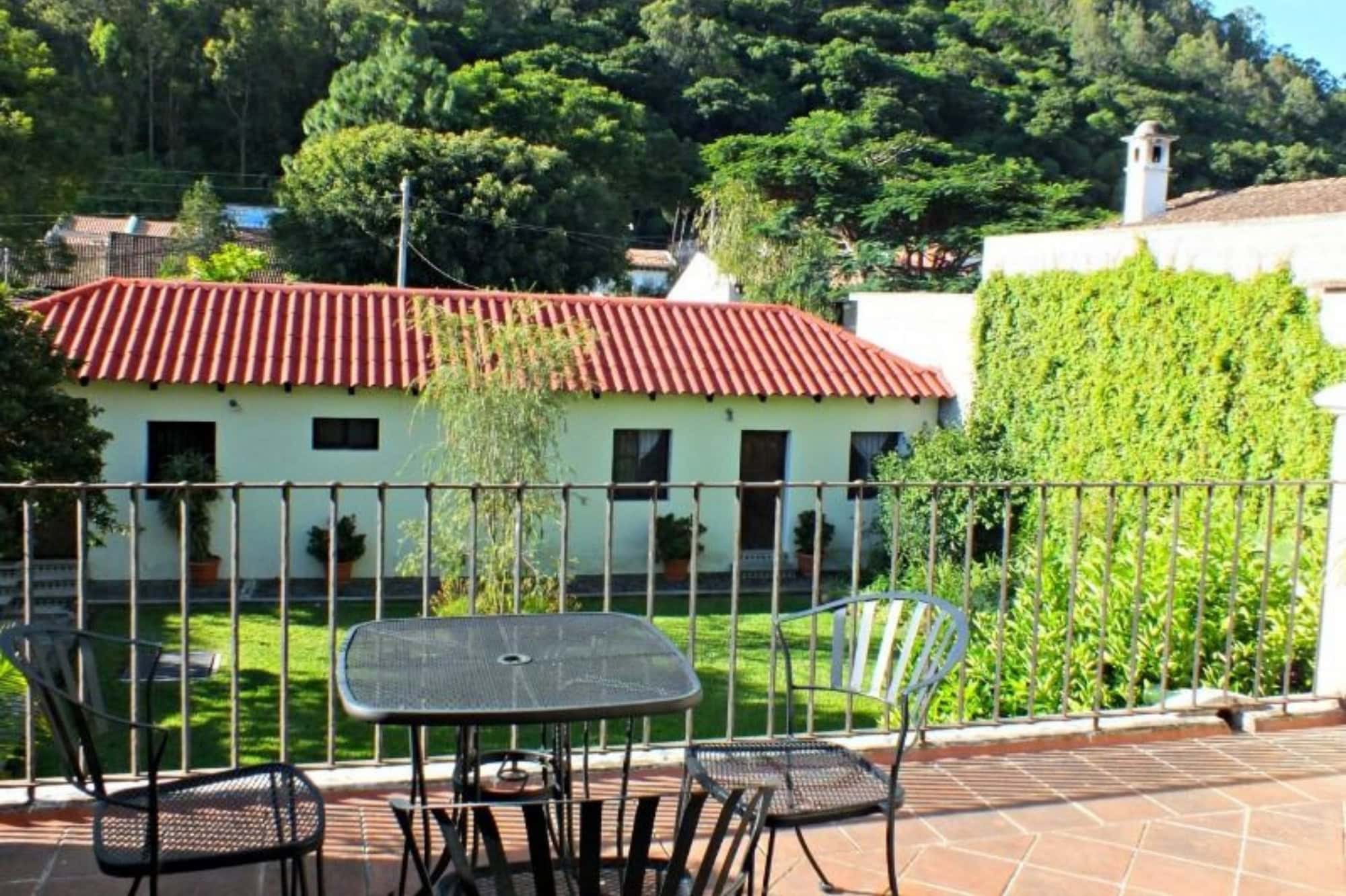 DOWNTOWN ANTIGUA, 1-BEDROOM APARTMENT, BALCONY WITH A VIEW