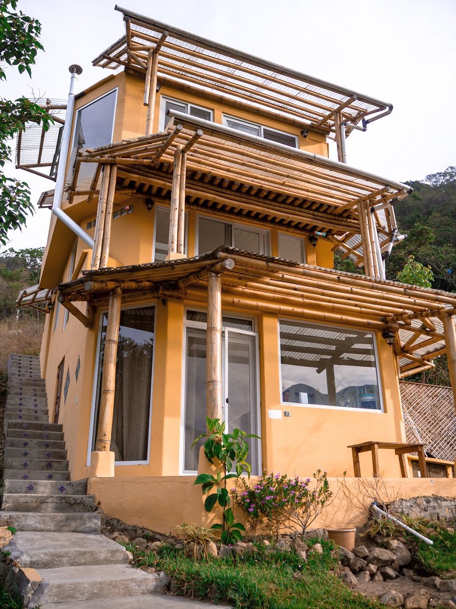 Lakefront Off-Grid Retreat with Established Airbnb & Permaculture Centre — Santiago Atitlán