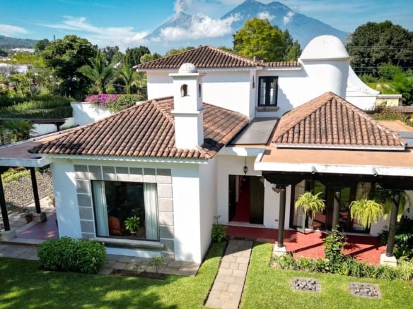 Elegant Estate Property in San Pedro El Alto – 1,680 m² (≈18,083 sq ft) Lot | 460 m² (≈4,951 sq ft) Construction