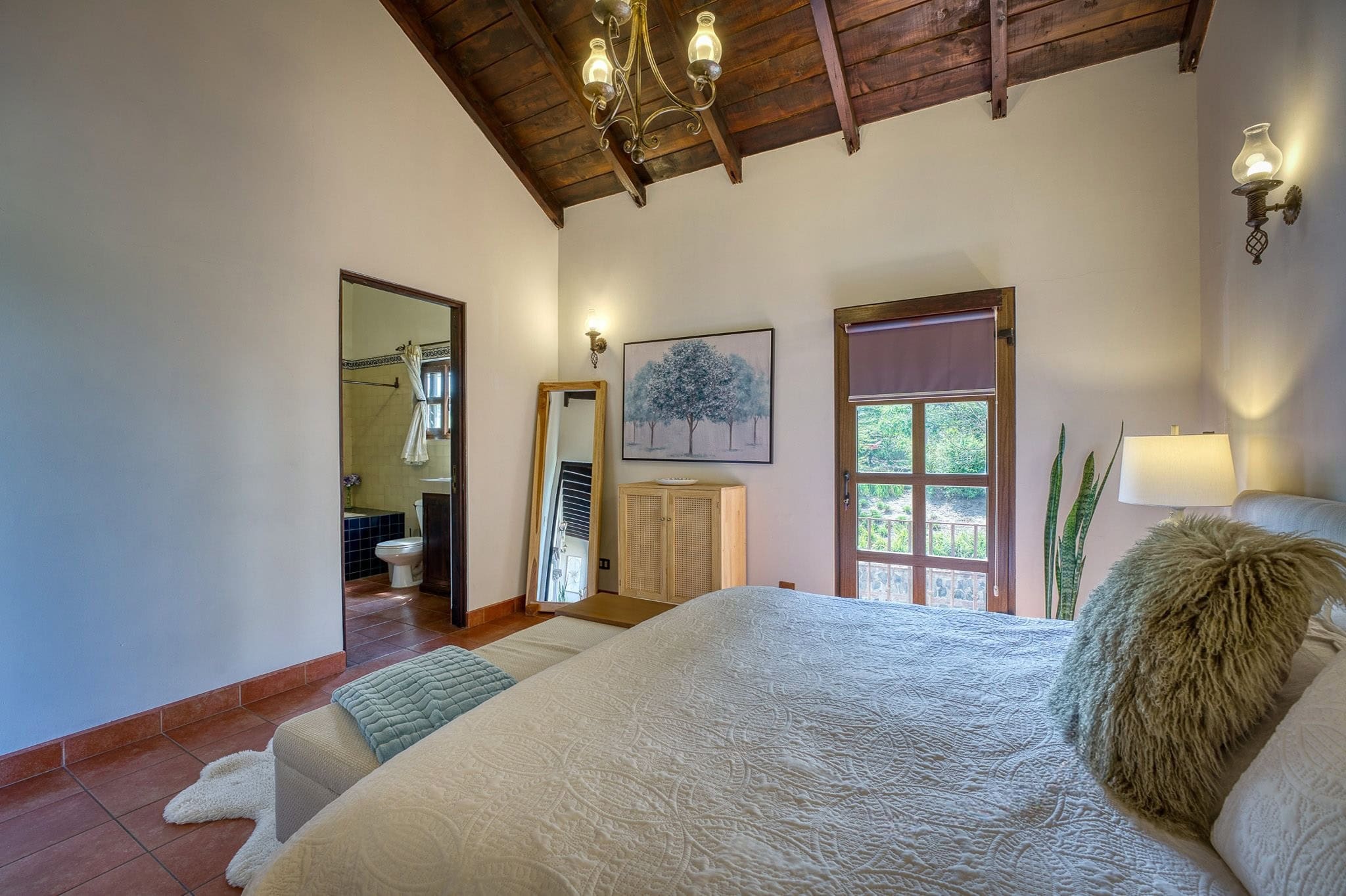 Move-In-Ready 4BR Home with Uninterrupted Volcano Views