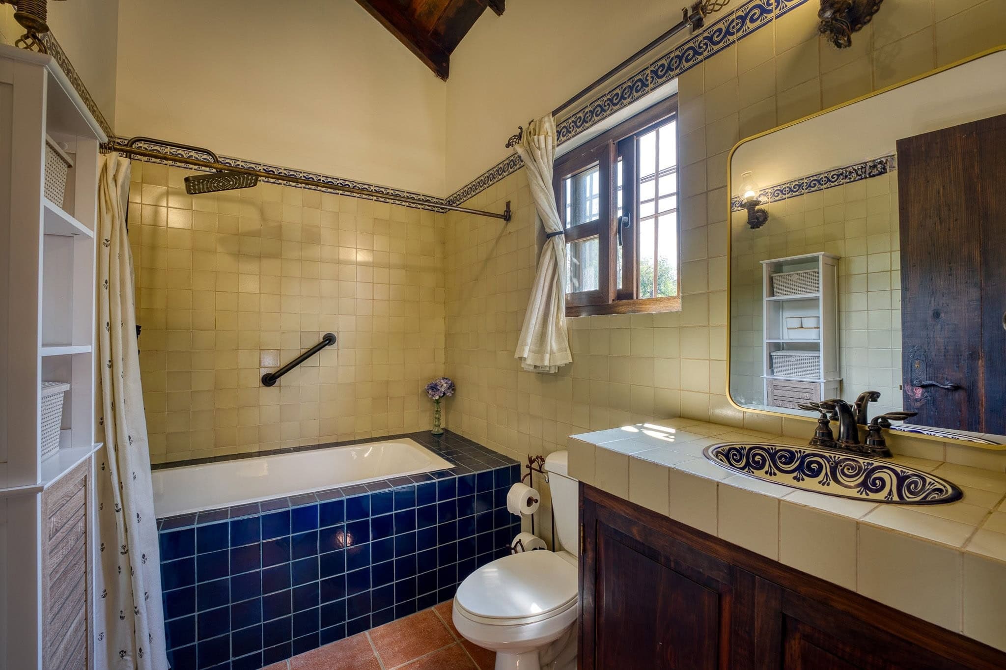 Move-In-Ready 4BR Home with Uninterrupted Volcano Views