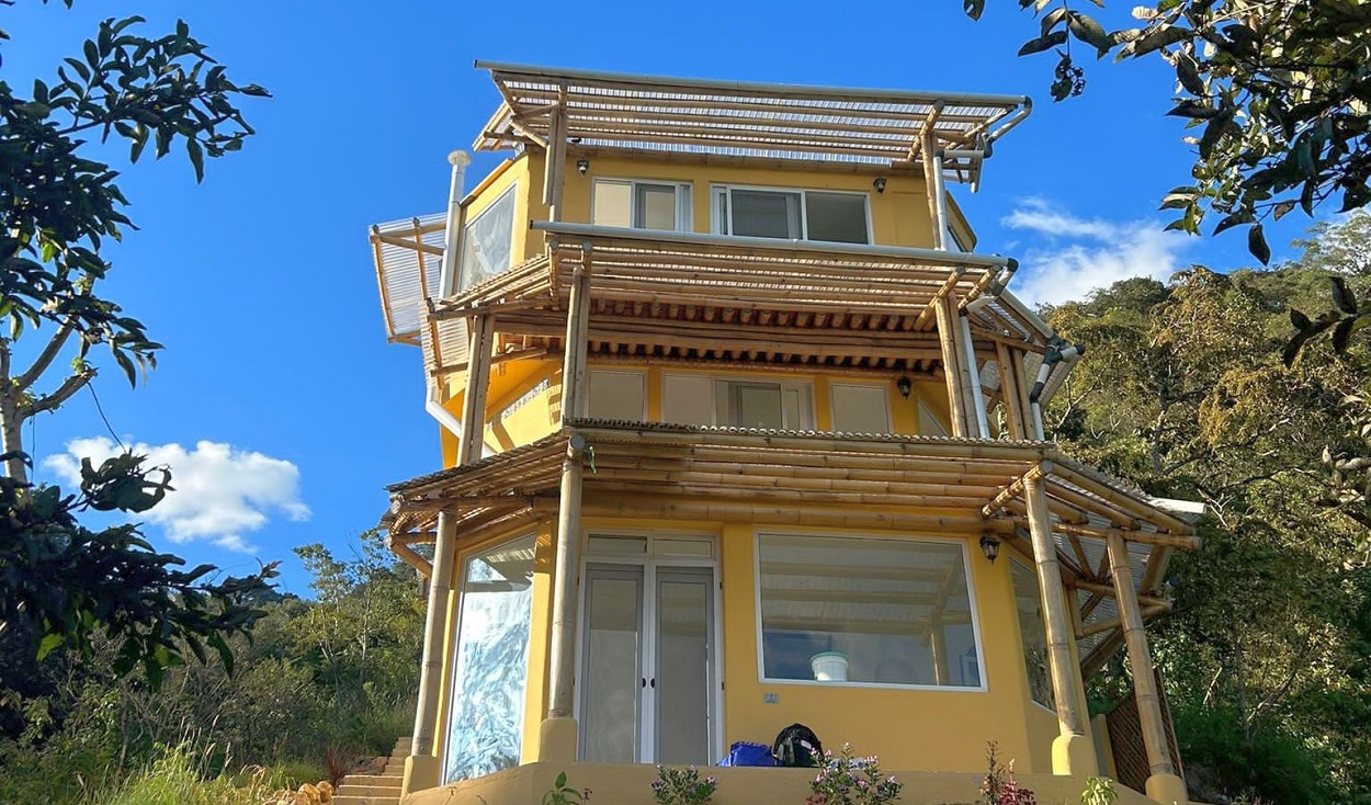 Lakefront Off-Grid Retreat with Established Airbnb & Permaculture Centre — Santiago Atitlán