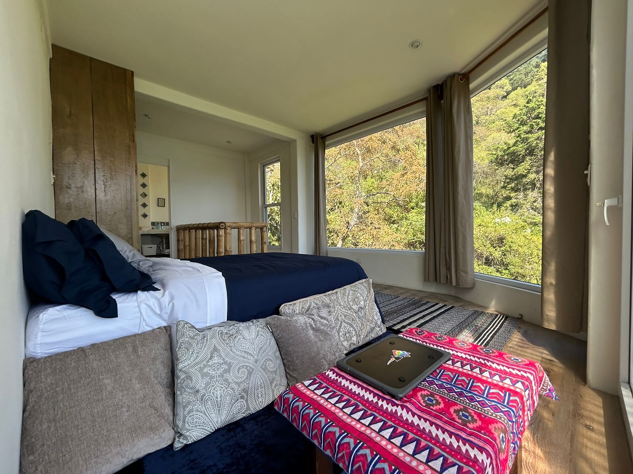 Lakefront Off-Grid Retreat with Established Airbnb & Permaculture Centre — Santiago Atitlán
