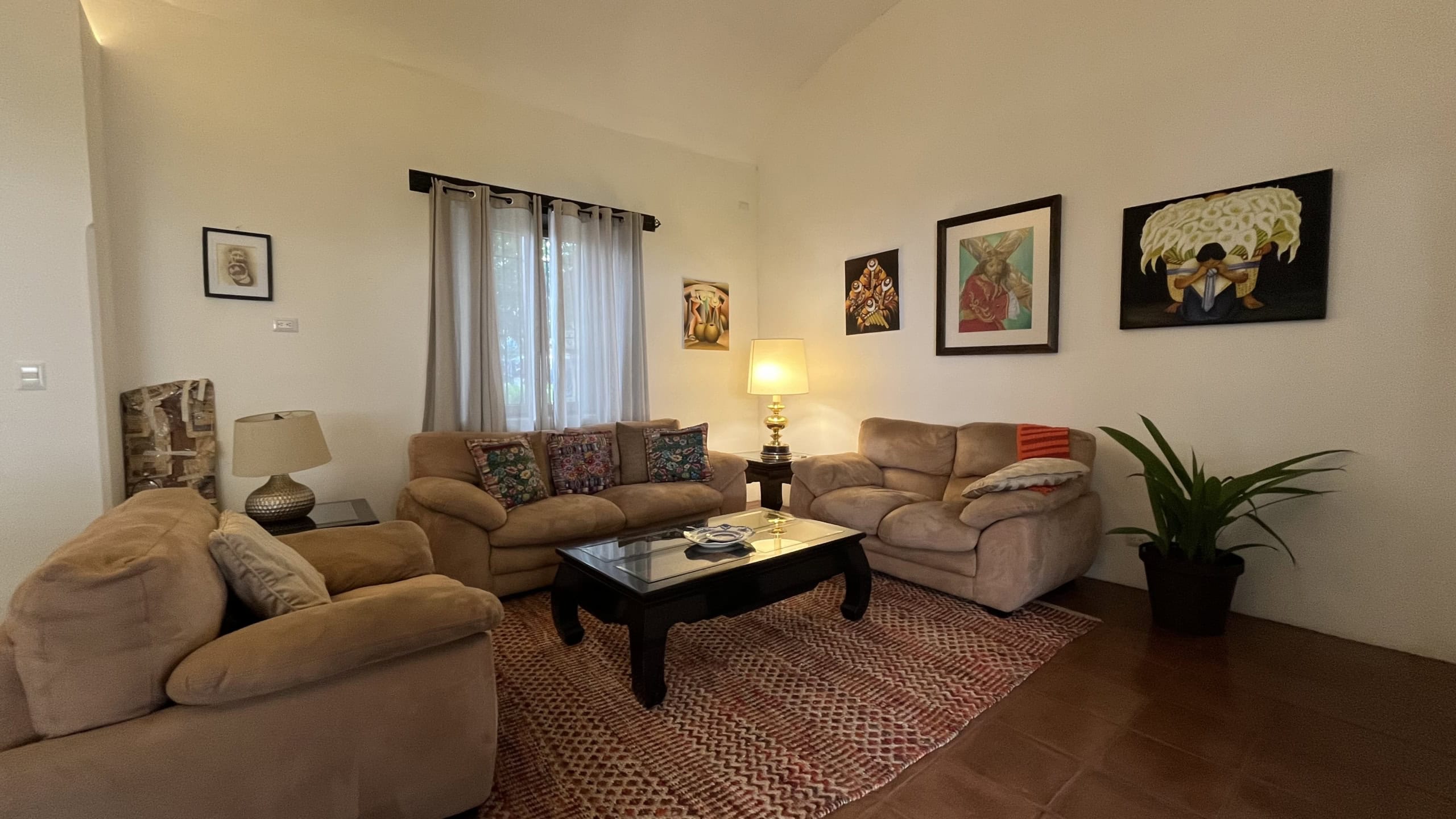 3 bedroom house for rent with a beautiful garden, located in Jacarandas