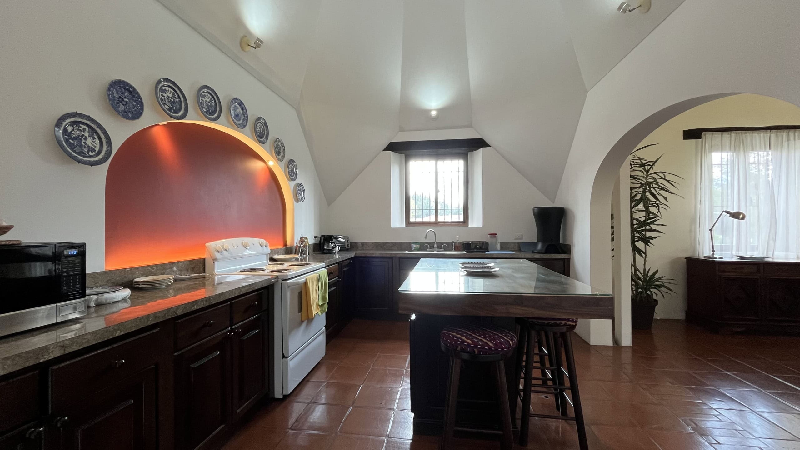 3 bedroom house for rent with a beautiful garden, located in Jacarandas