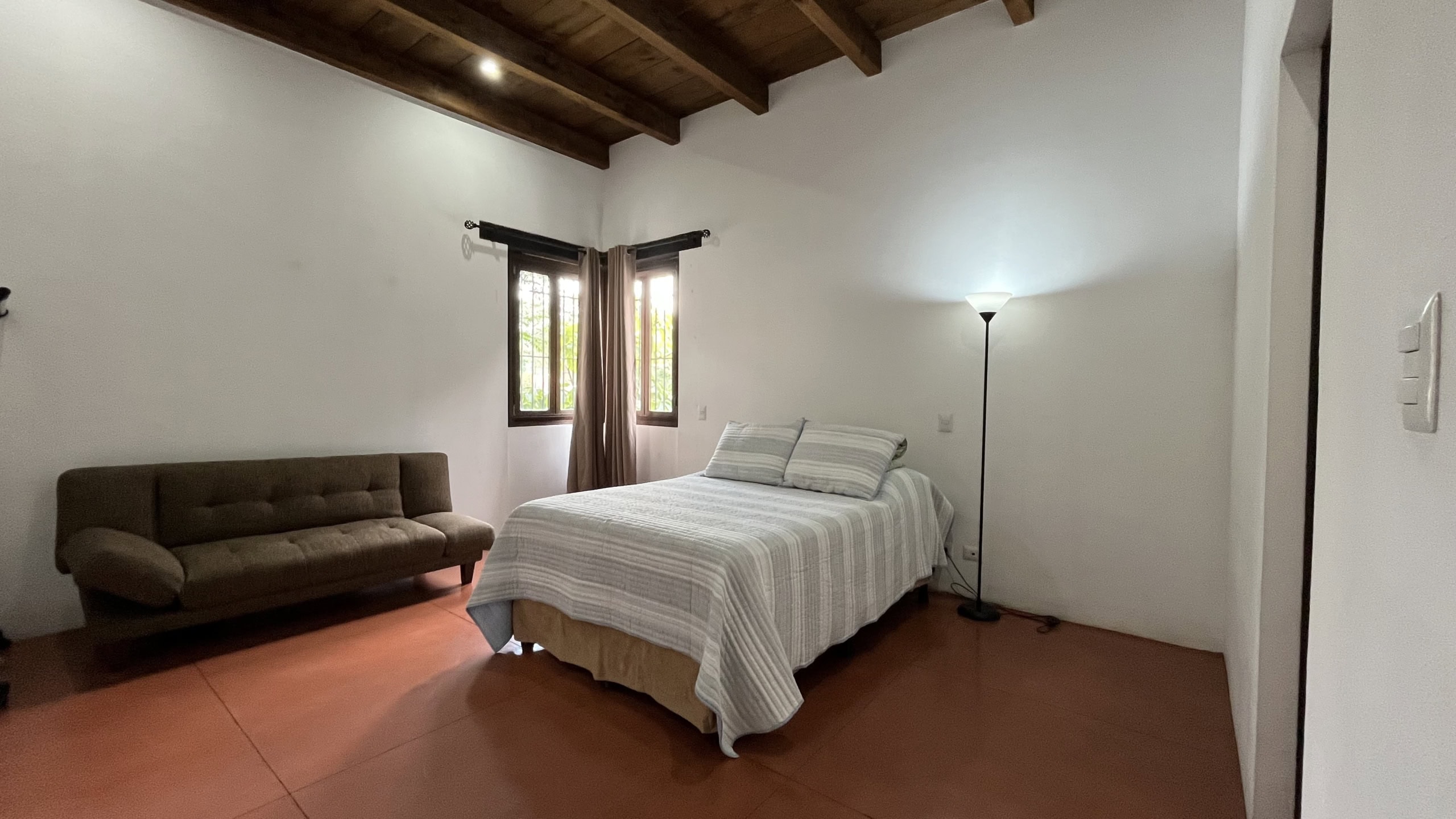 3 bedroom house for rent with a beautiful garden, located in Jacarandas