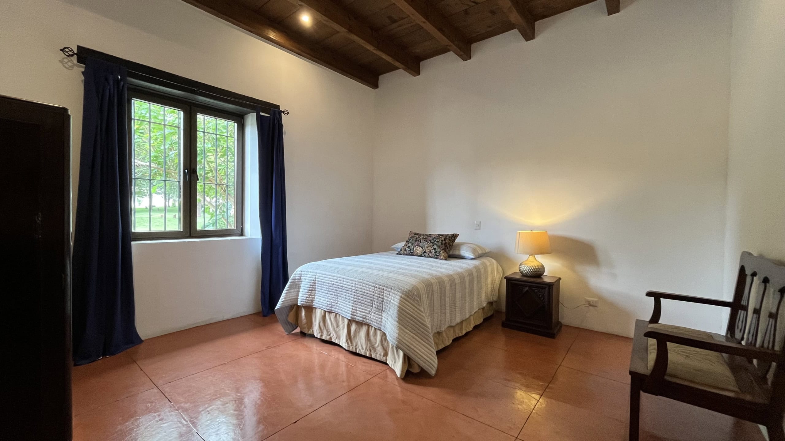 3 bedroom house for rent with a beautiful garden, located in Jacarandas