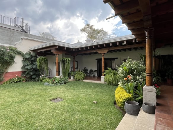3 bedroom house for rent with a beautiful garden, located in Jacarandas