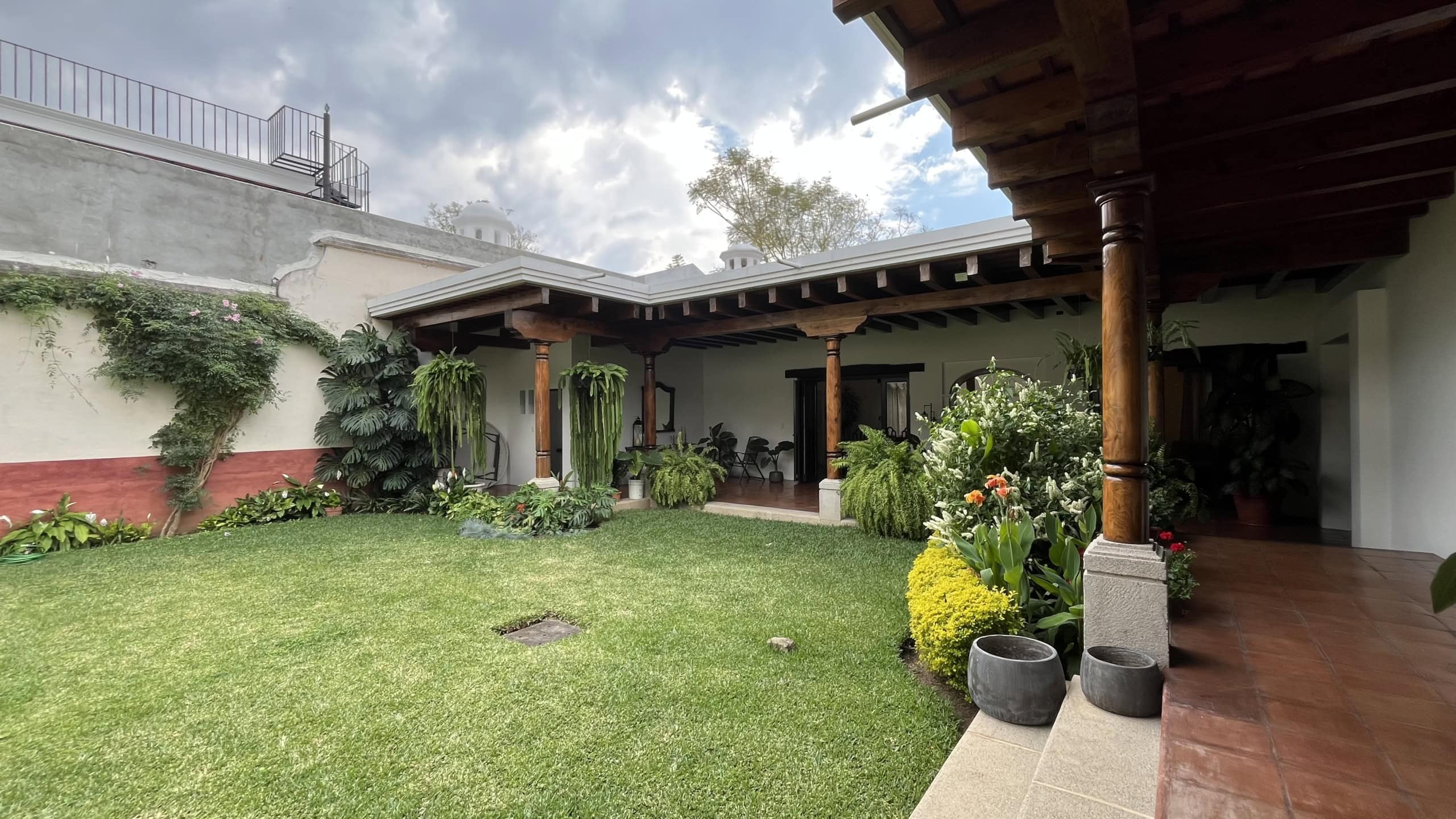 3 bedroom house for rent with a beautiful garden, located in Jacarandas