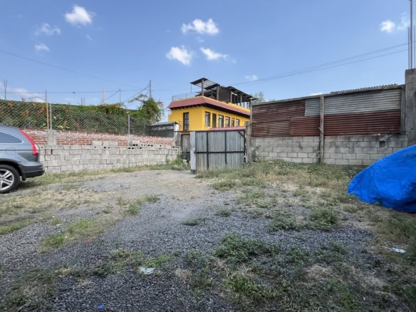 Lot for sale in Ciudad Vieja, just 2 blocks from the main square, non-gated.