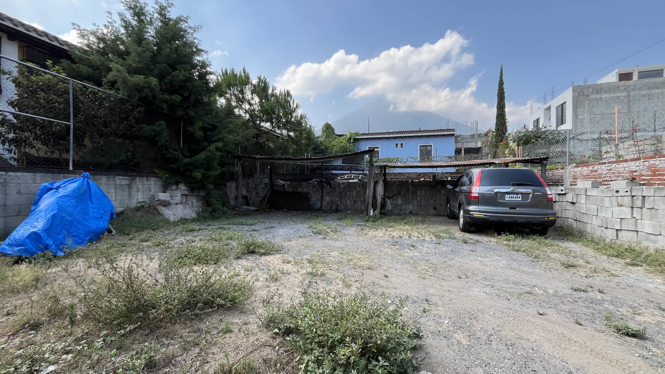 Lot for sale in Ciudad Vieja, just 2 blocks from the main square, non-gated.