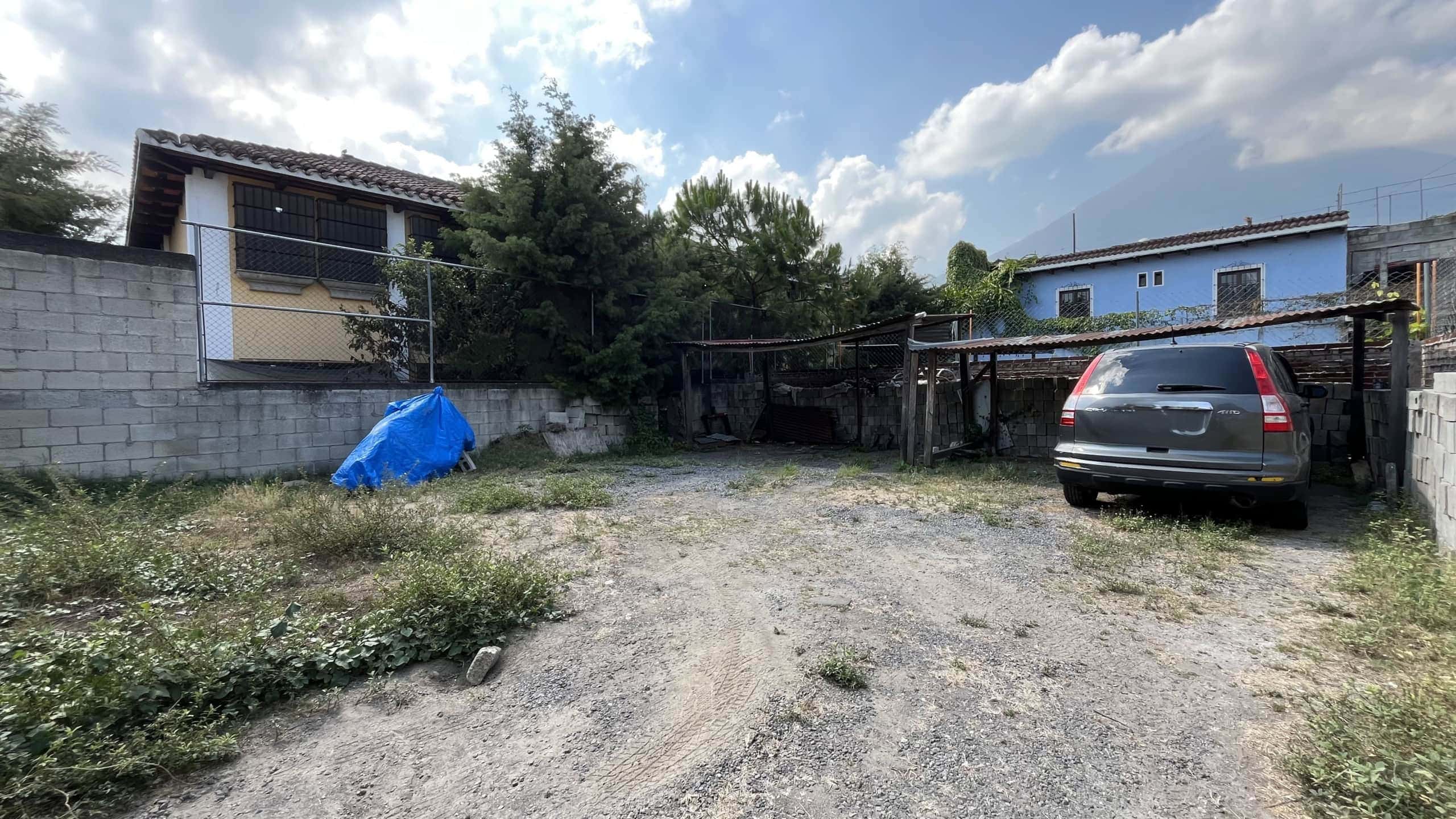 Lot for sale in Ciudad Vieja, just 2 blocks from the main square, non-gated.