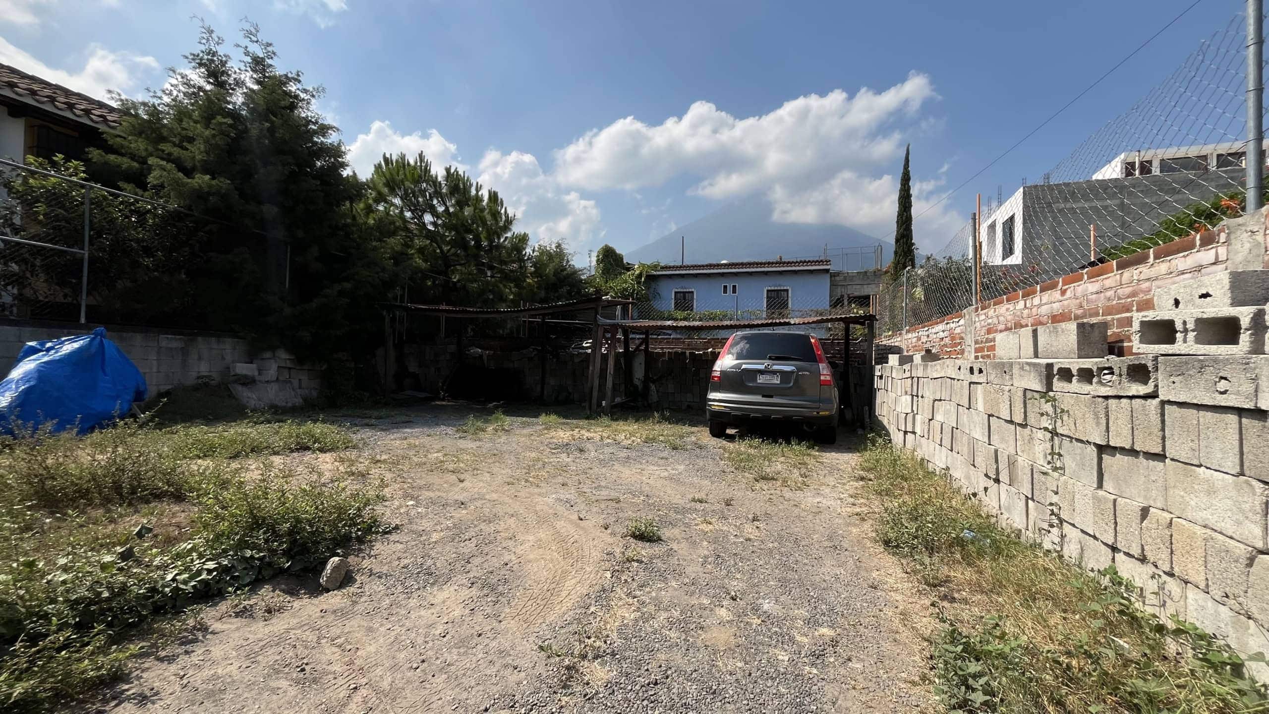 Lot for sale in Ciudad Vieja, just 2 blocks from the main square, non-gated.