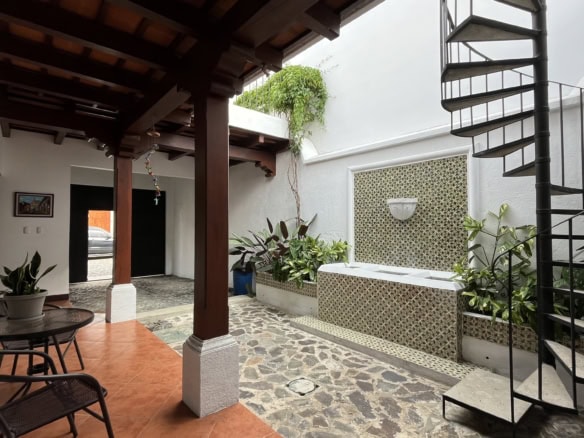 Two bedroom house for rent in Franciscanos, totally furnished.