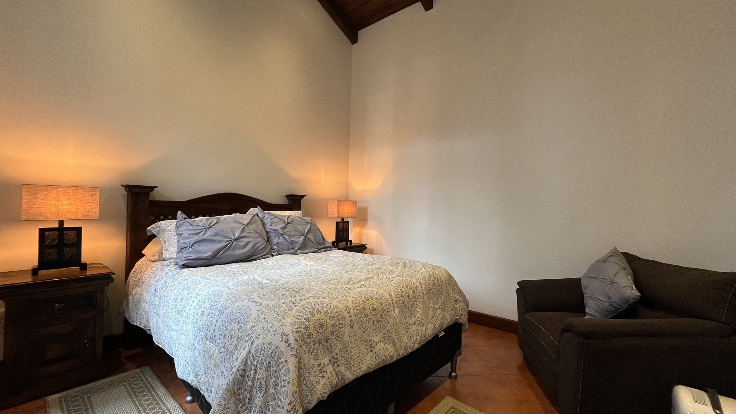 Two bedroom house for rent in Franciscanos, totally furnished.