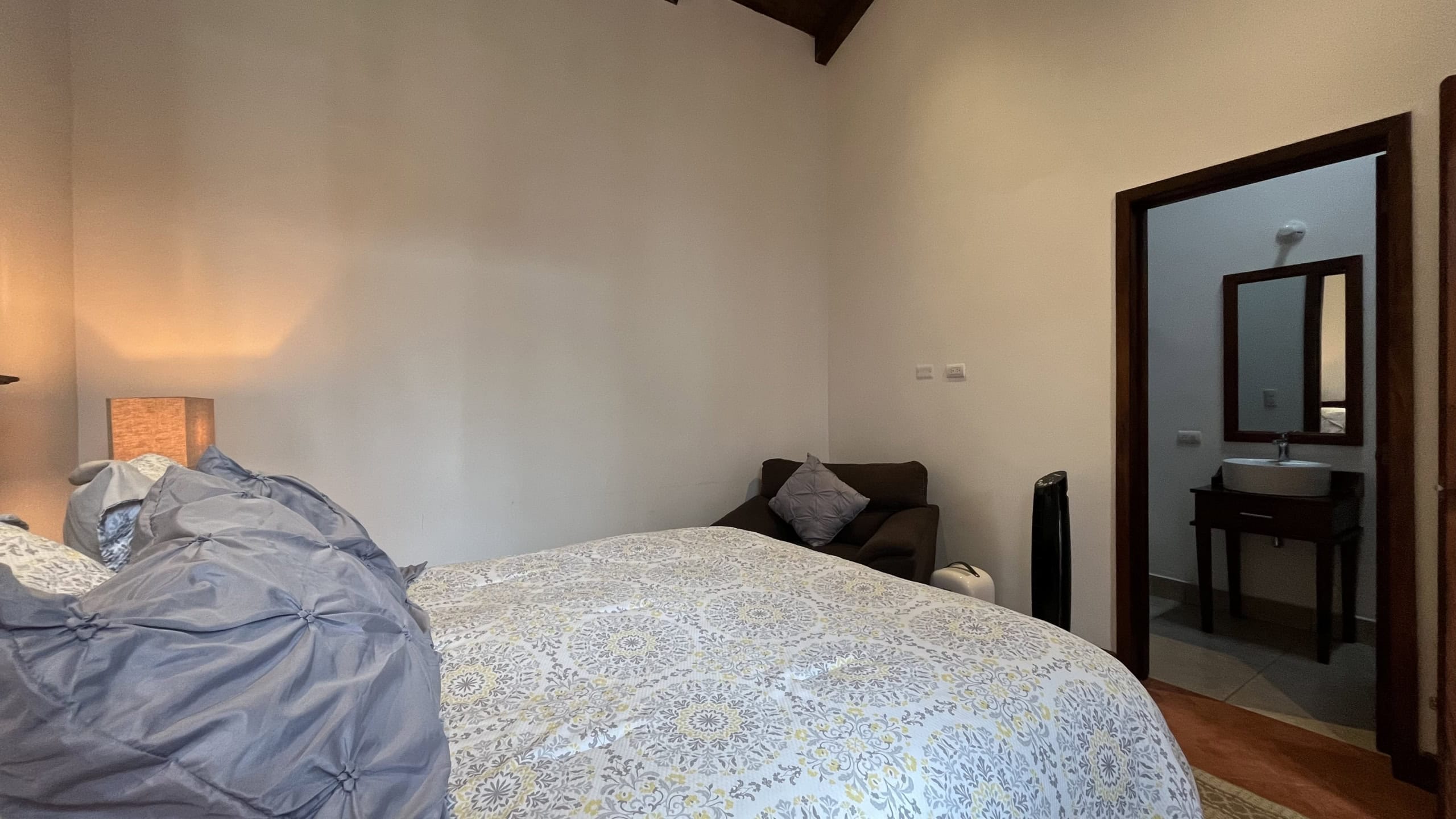 Two bedroom house for rent in Franciscanos, totally furnished.
