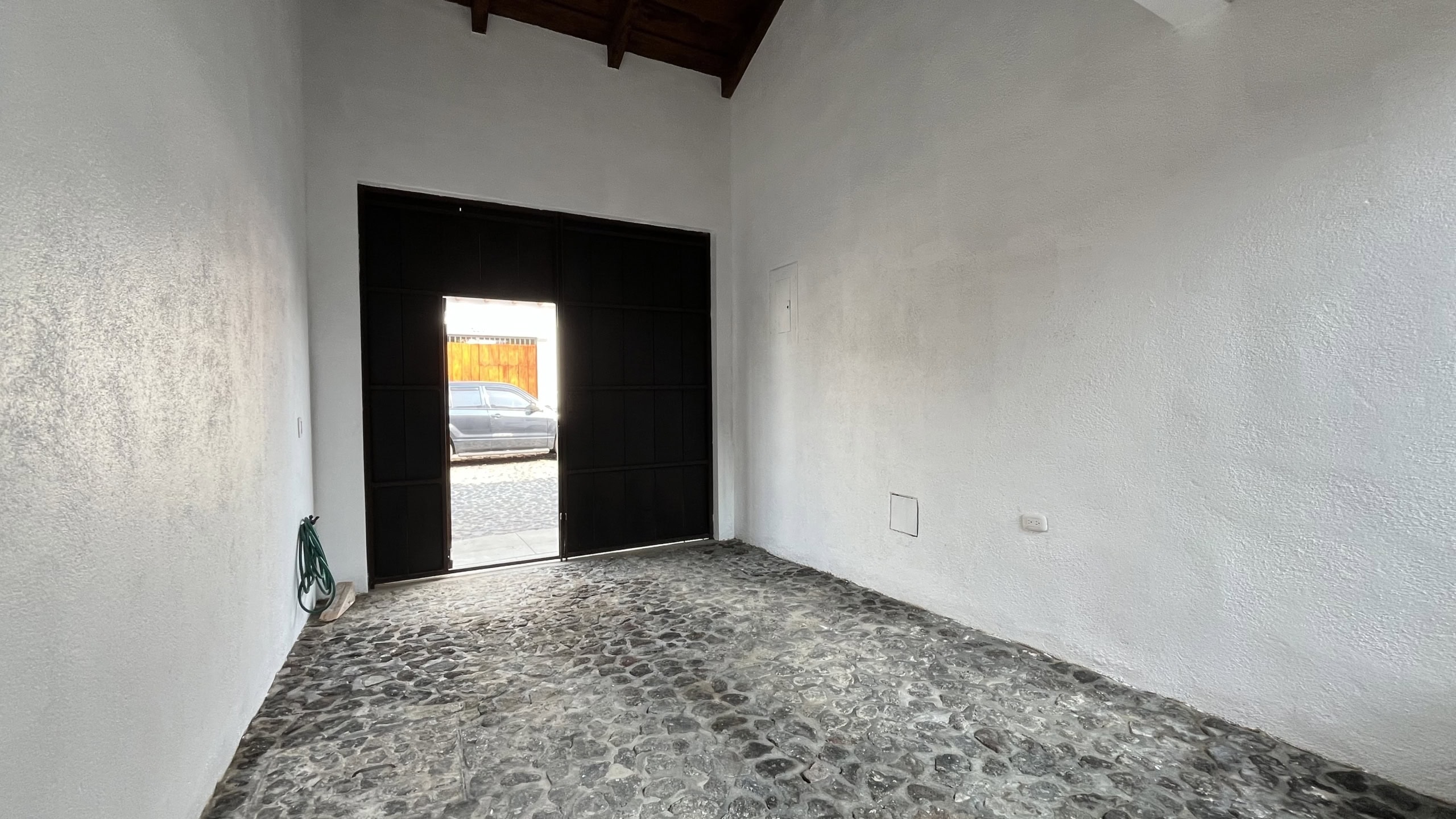 Two bedroom house for rent in Franciscanos, totally furnished.