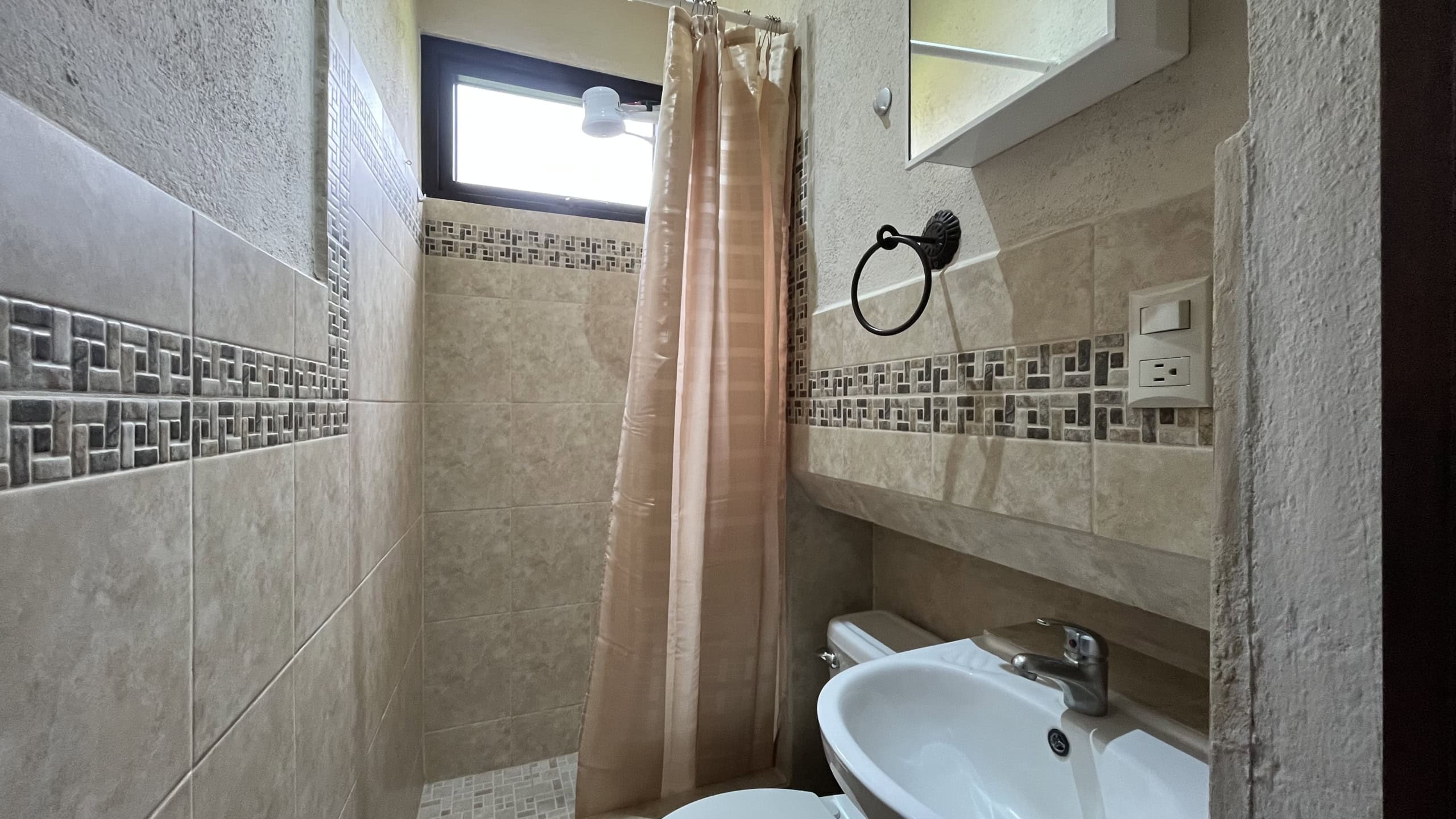 2 Bedroom aparment in Gravileas, with a shared garden.