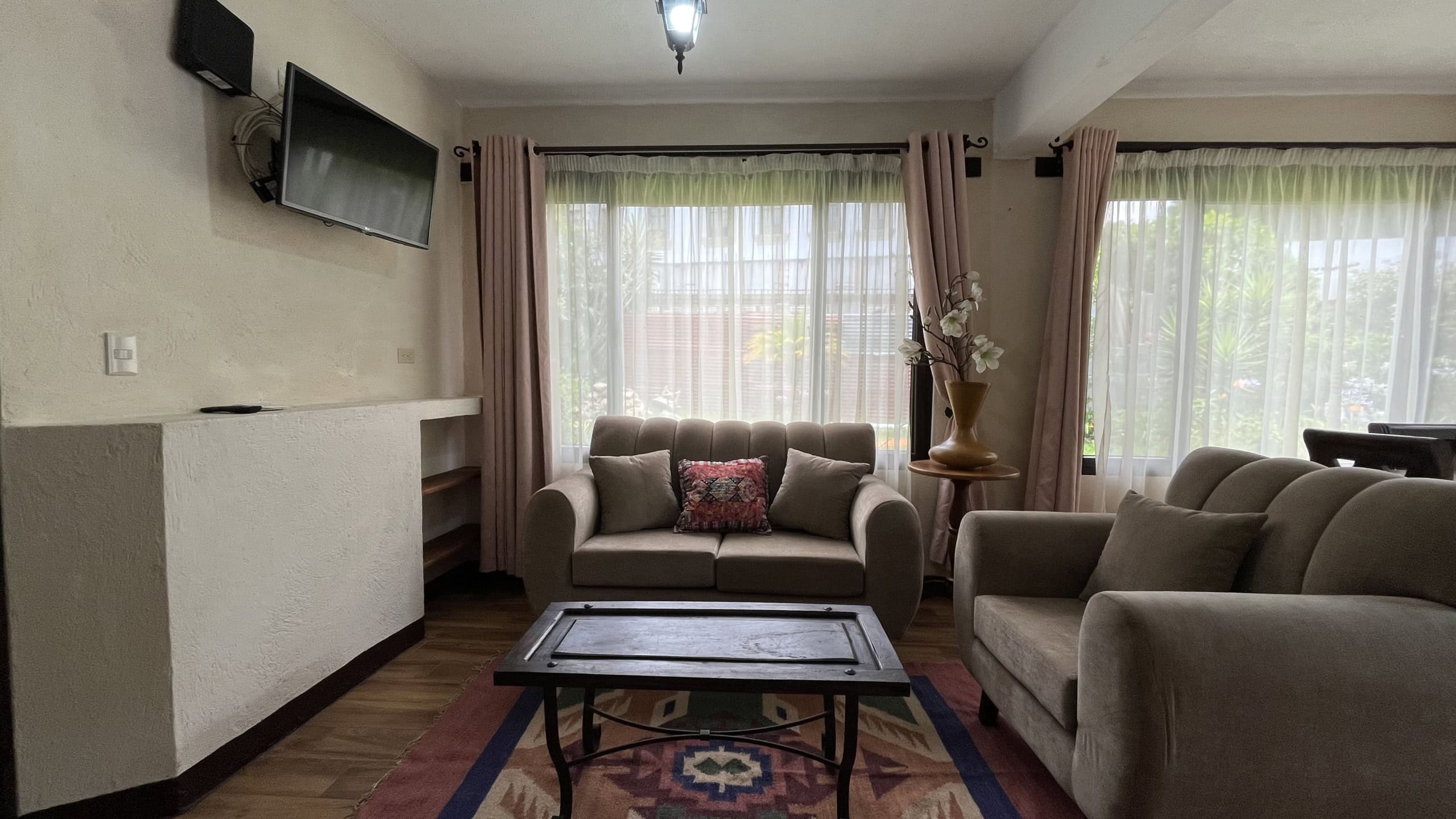 2 Bedroom aparment in Gravileas, with a shared garden.