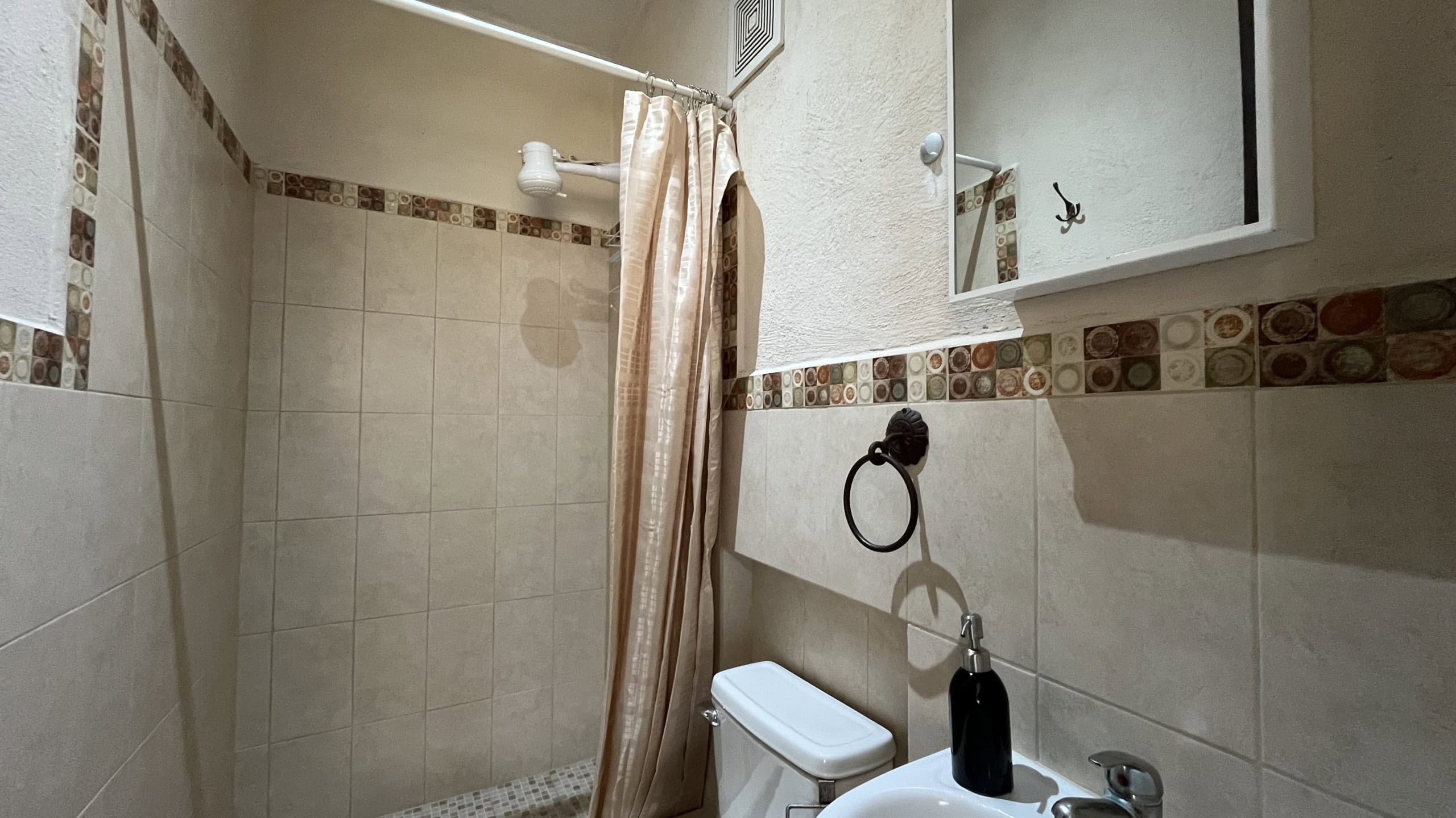 2 Bedroom aparment in Gravileas, with a shared garden.
