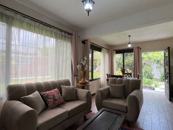 2 Bedroom aparment in Gravileas, with a shared garden.