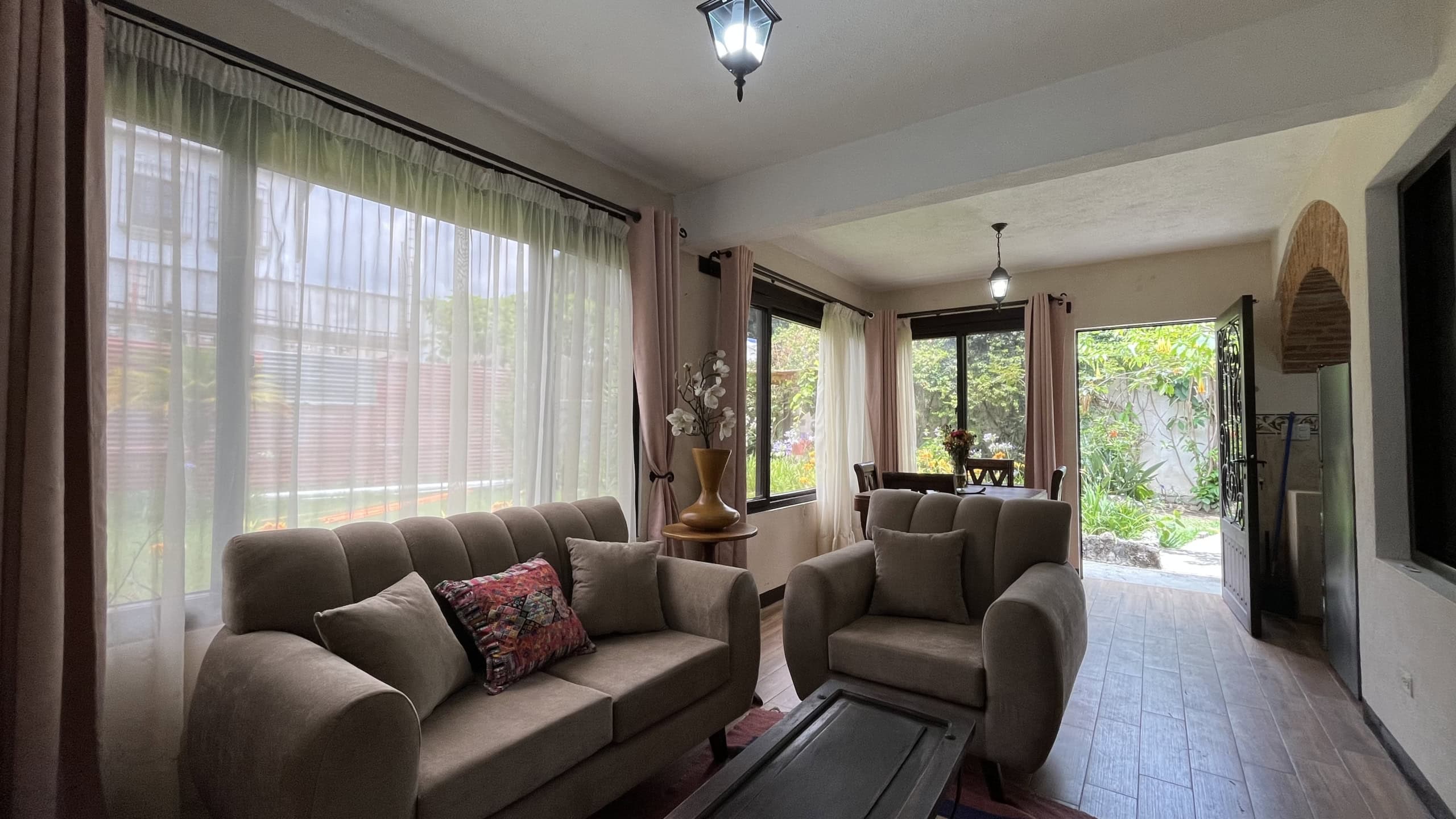 2 Bedroom aparment in Gravileas, with a shared garden.