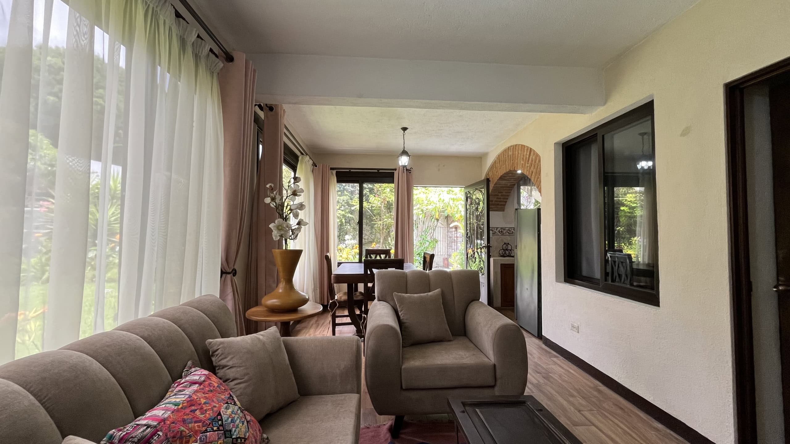 2 Bedroom aparment in Gravileas, with a shared garden.