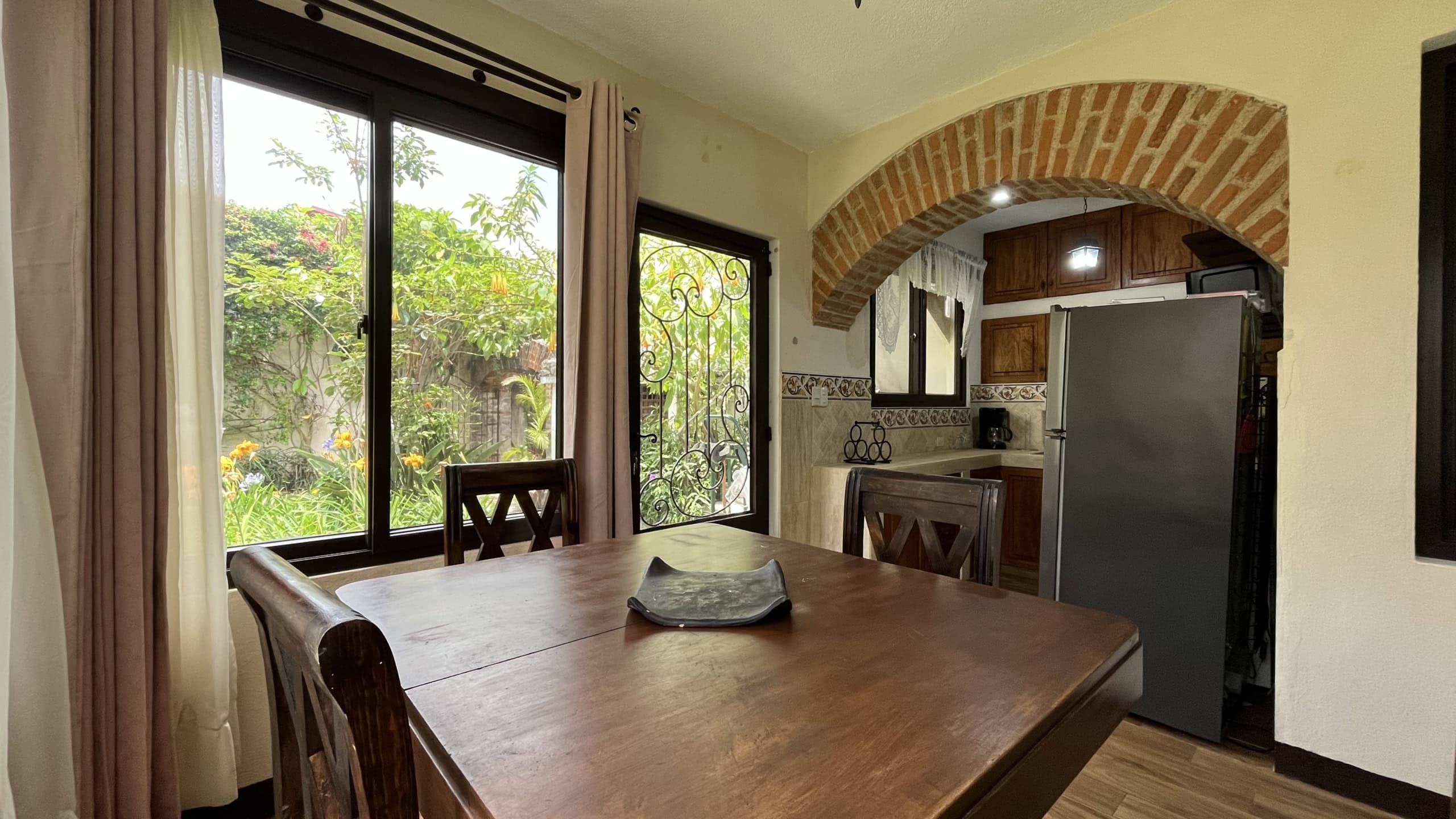 2 Bedroom aparment in Gravileas, with a shared garden.