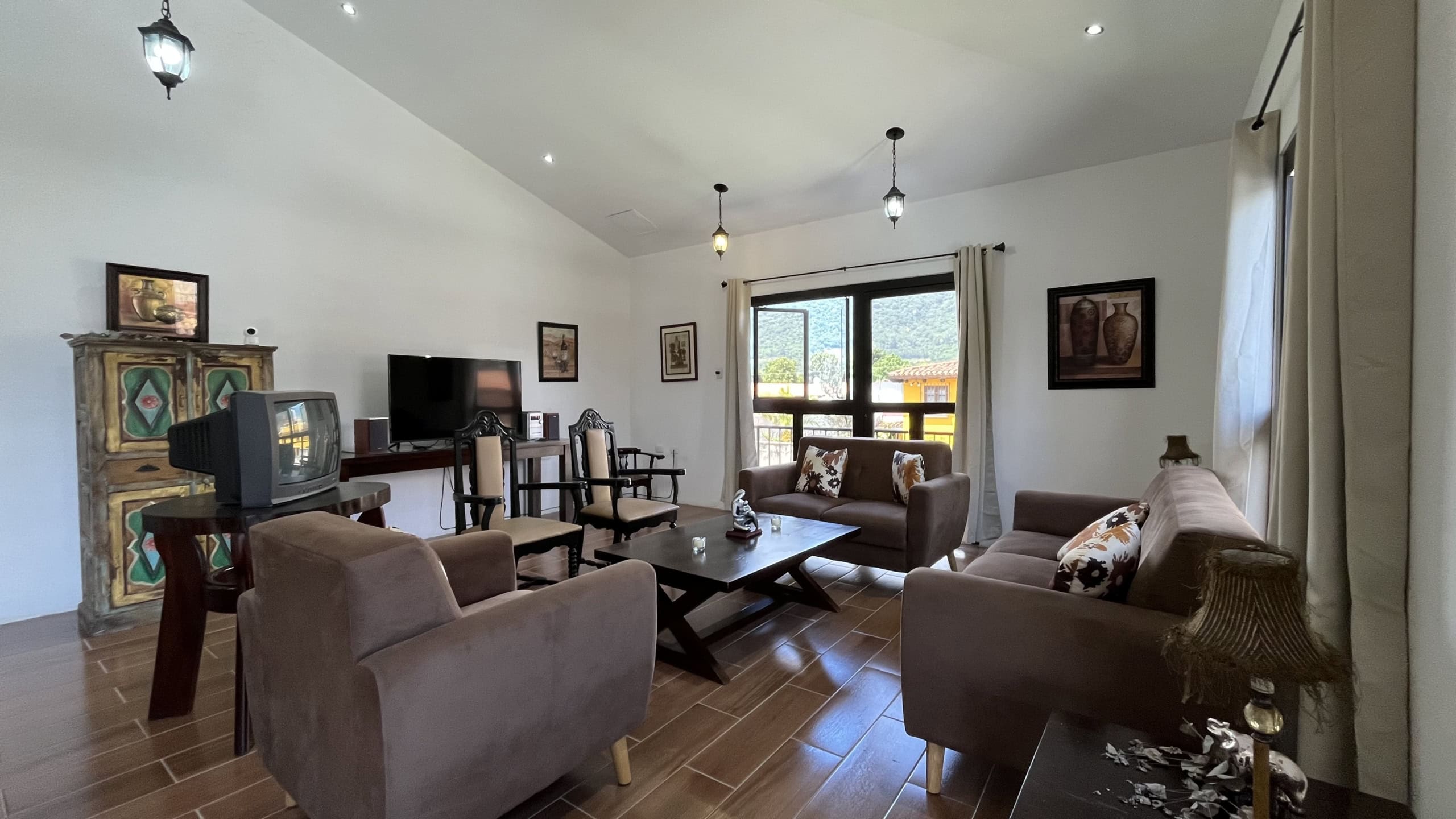 3 BEDROOM APARMENT, COMPLETELY FURNISHED, 10 MIN FROM DOWNTOWN ANTIGUA